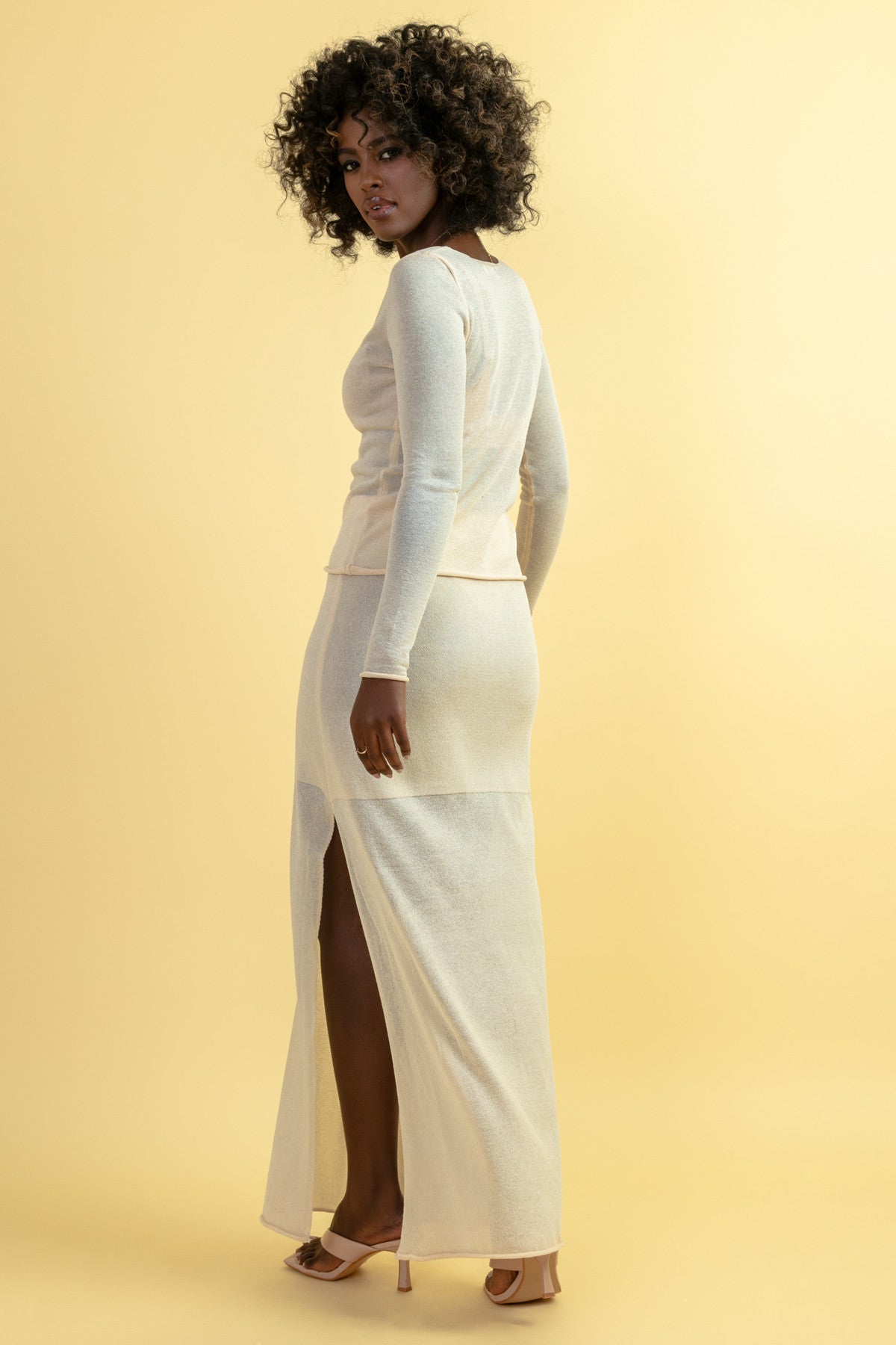 Elegancki bardzo delikatny komplet spódnica i bluzka beżowy - 14