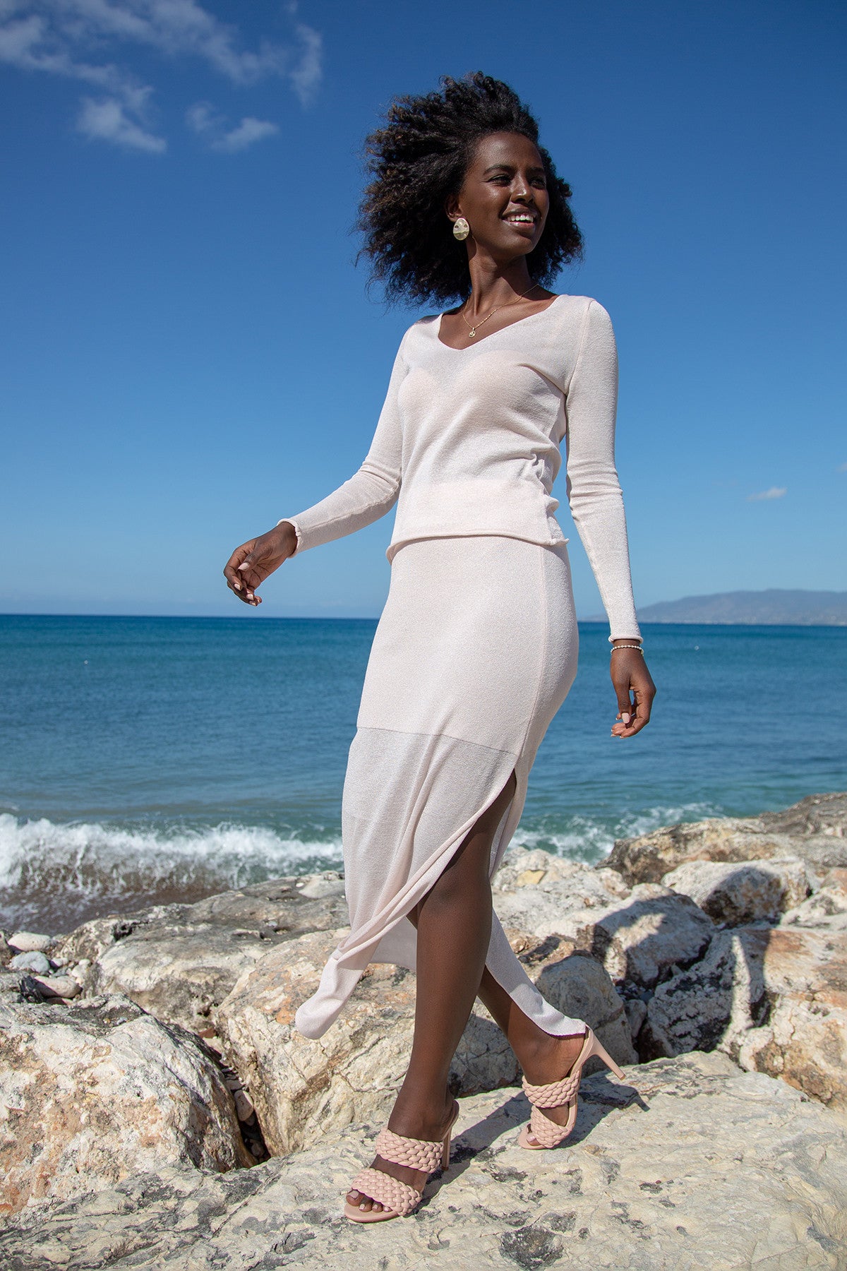 Elegancki bardzo delikatny komplet spódnica i bluzka nude - 3