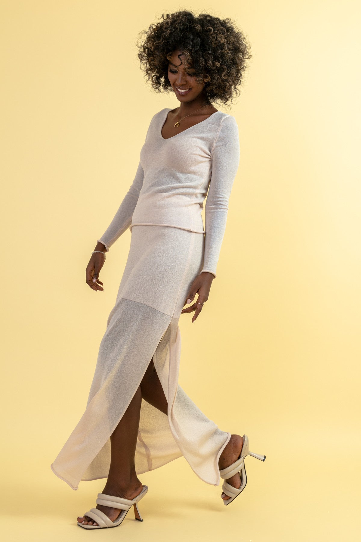 Elegancki bardzo delikatny komplet spódnica i bluzka nude - 7