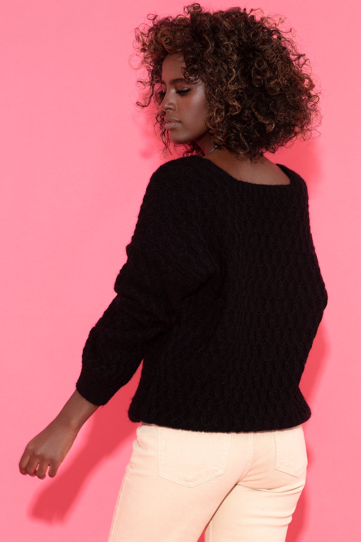 Elegancki sweter z dużym dekoltem V czarny - 5