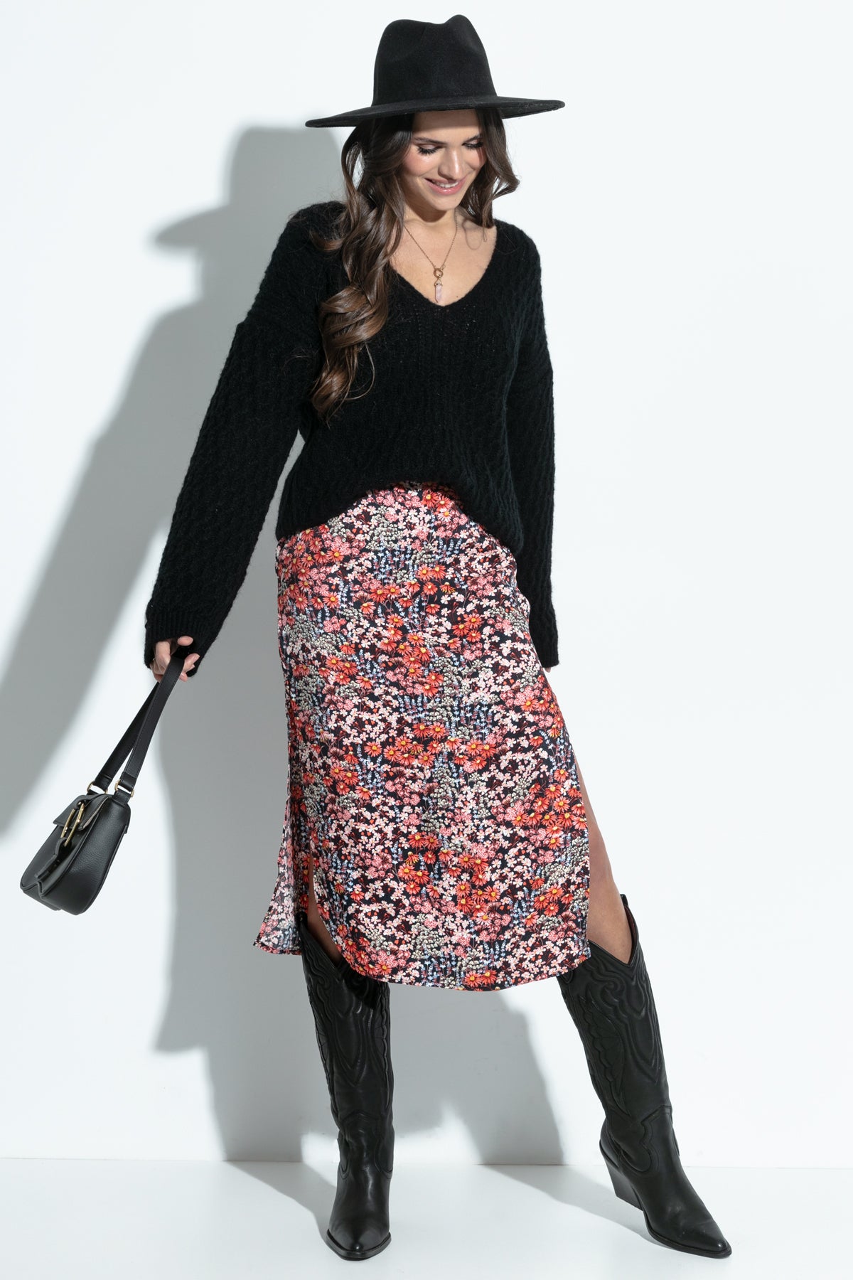 Elegancki sweter z dużym dekoltem V czarny - 1