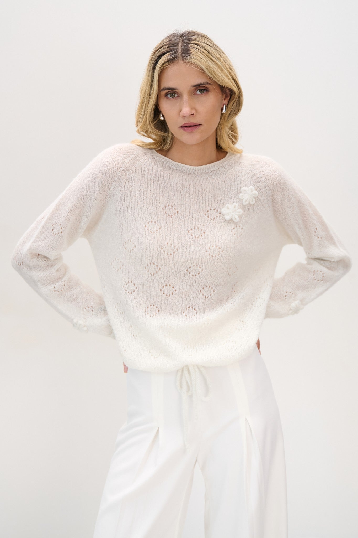 Elegancki sweter z wełny suri ręcznie zdobiony ecru - 1