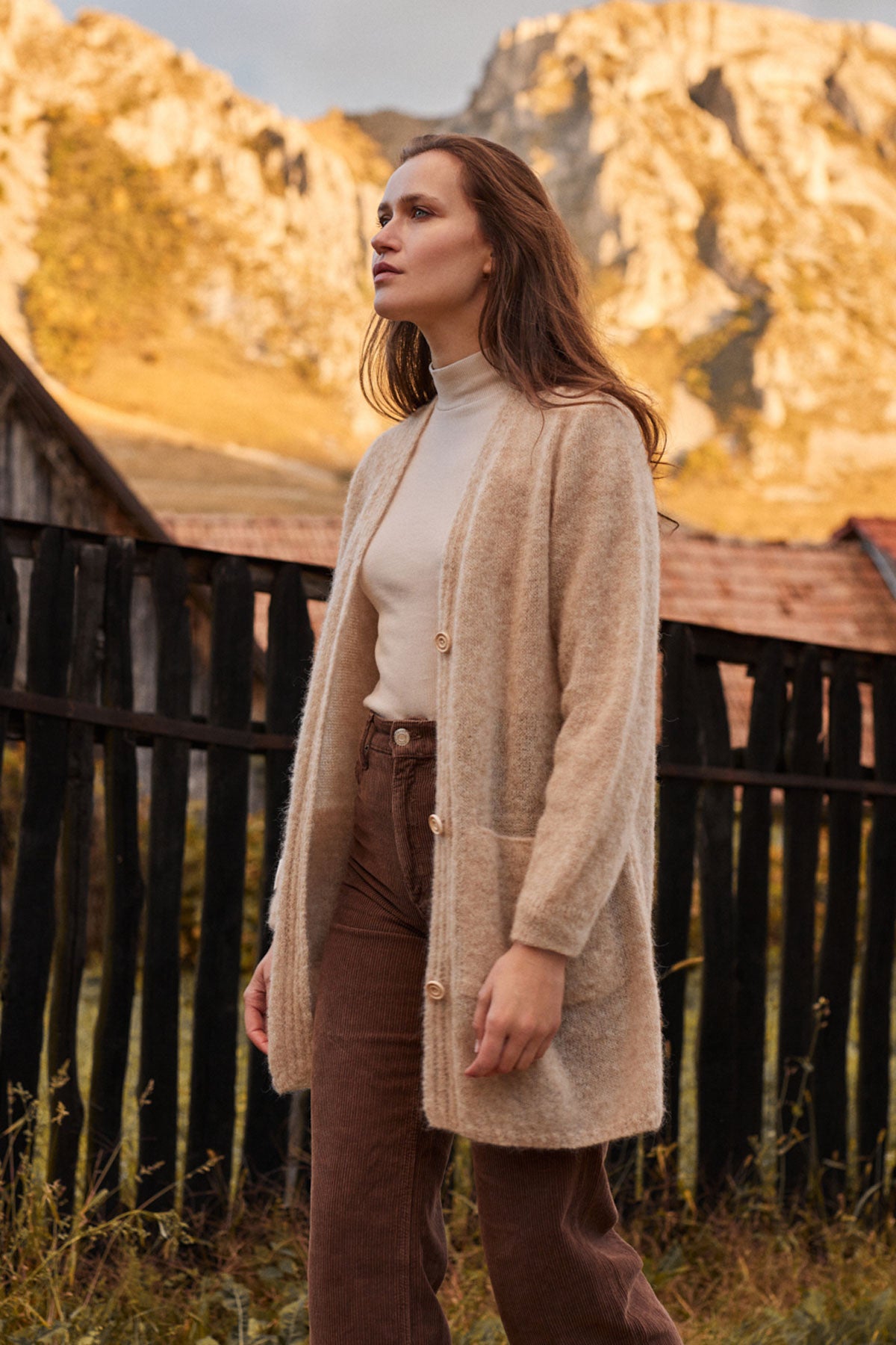 Elegancki zapinany kardigan z niefarbowanej wełny alpaki beżowy - 1