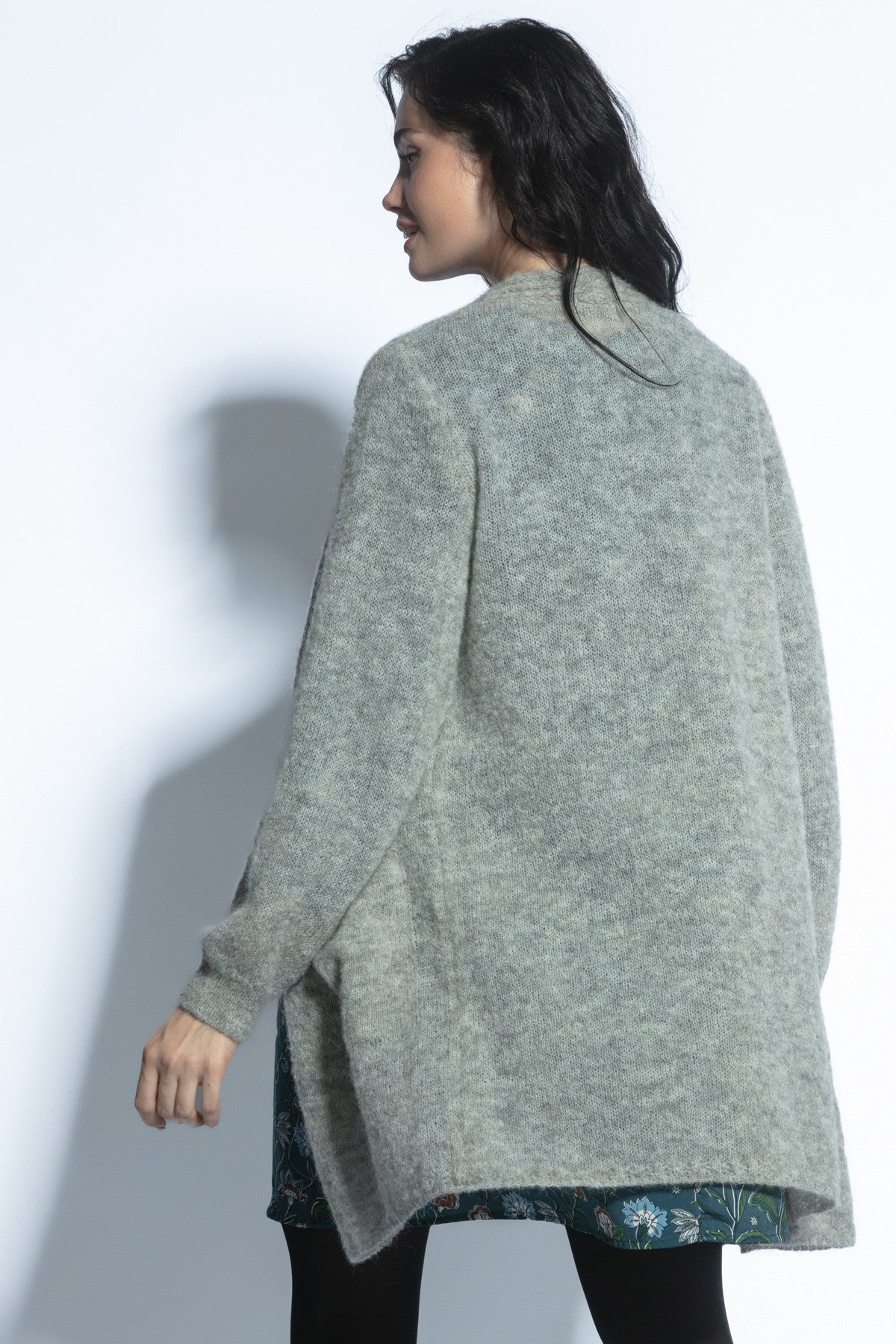 Elegancki zapinany kardigan z niefarbowanej wełny alpaki szary - 2