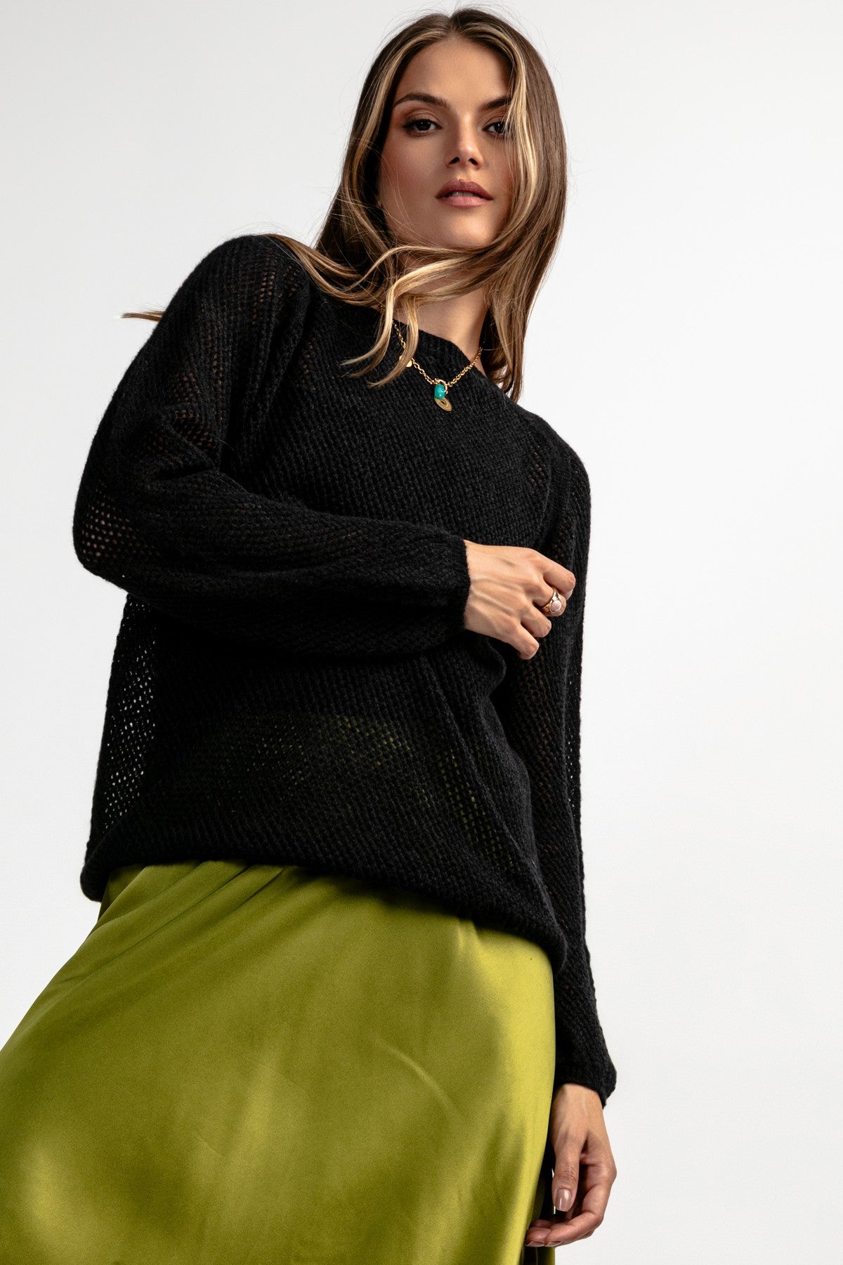 Jedwabny sweter w delikatny ażurowy splot czarny - 4