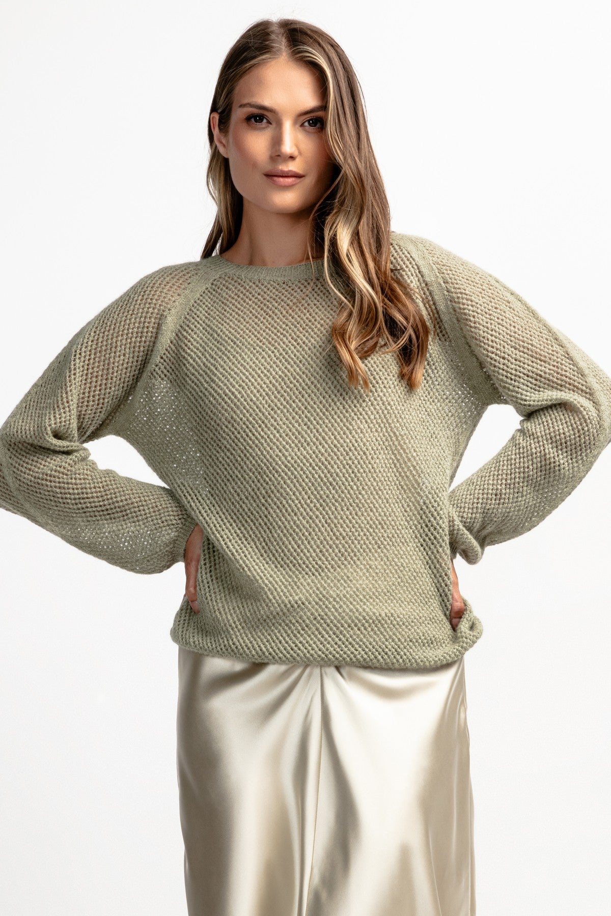 Jedwabny sweter w delikatny ażurowy splot pistacjowy - 1