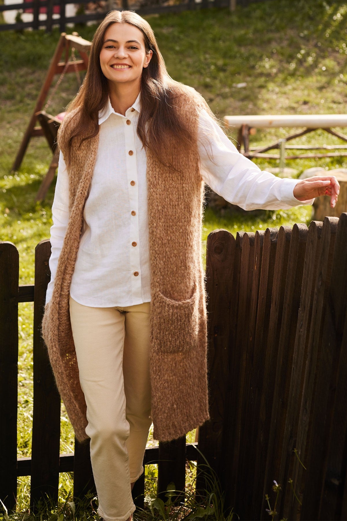 Kamizelka z niefarbowanej wełny alpaki z kieszeniami mocca - 1