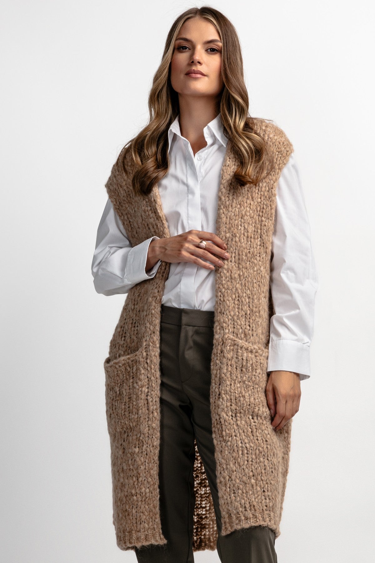 Kamizelka z niefarbowanej wełny alpaki z kieszeniami mocca - 2