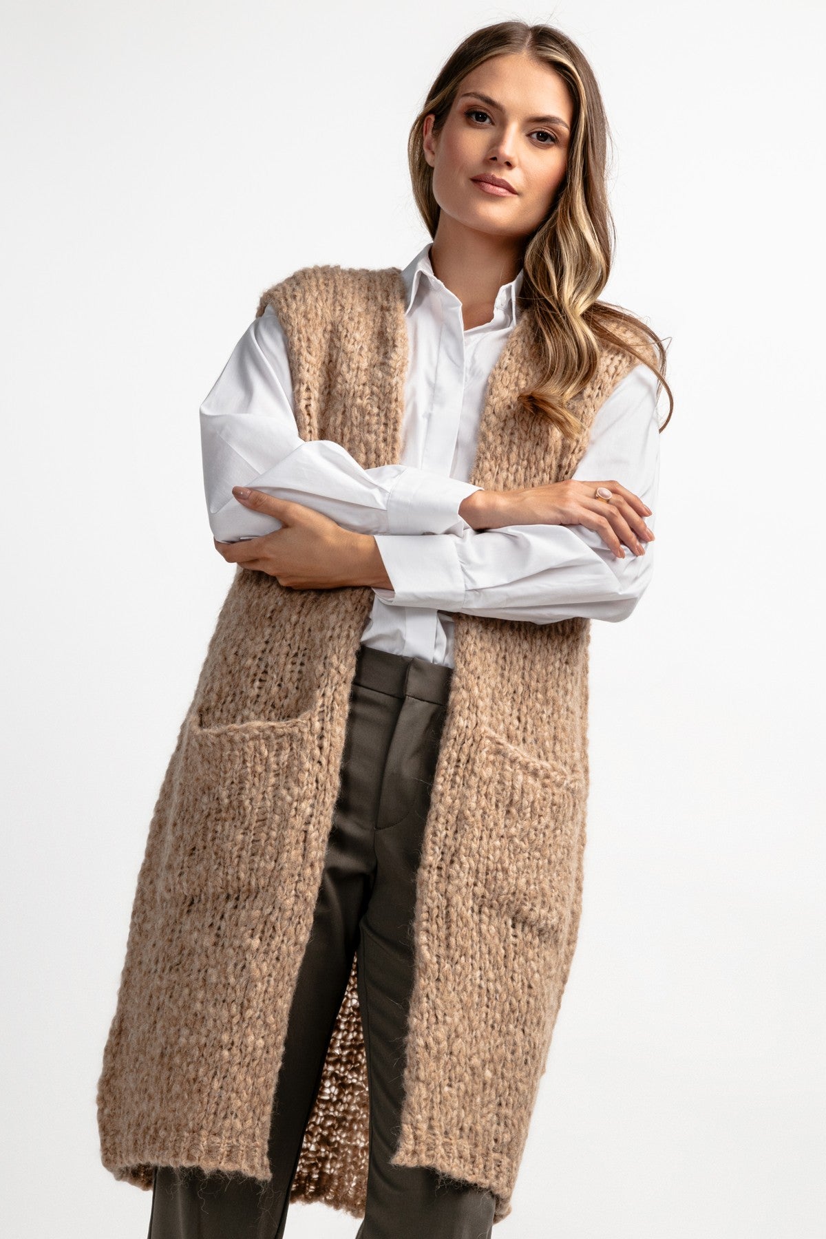 Kamizelka z niefarbowanej wełny alpaki z kieszeniami mocca - 3