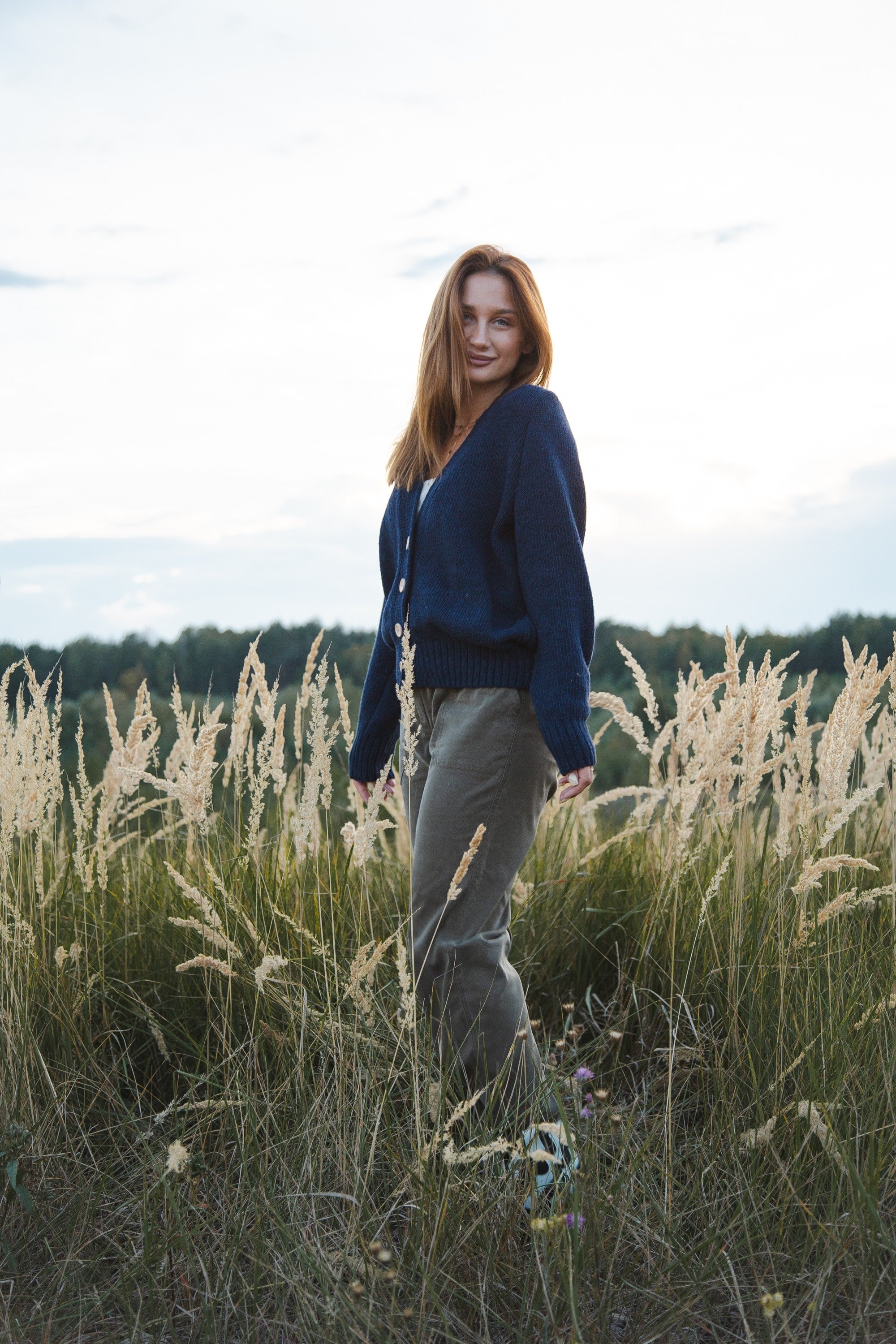 Kardigan z wełny merynos zapinany granat granatowy - 13