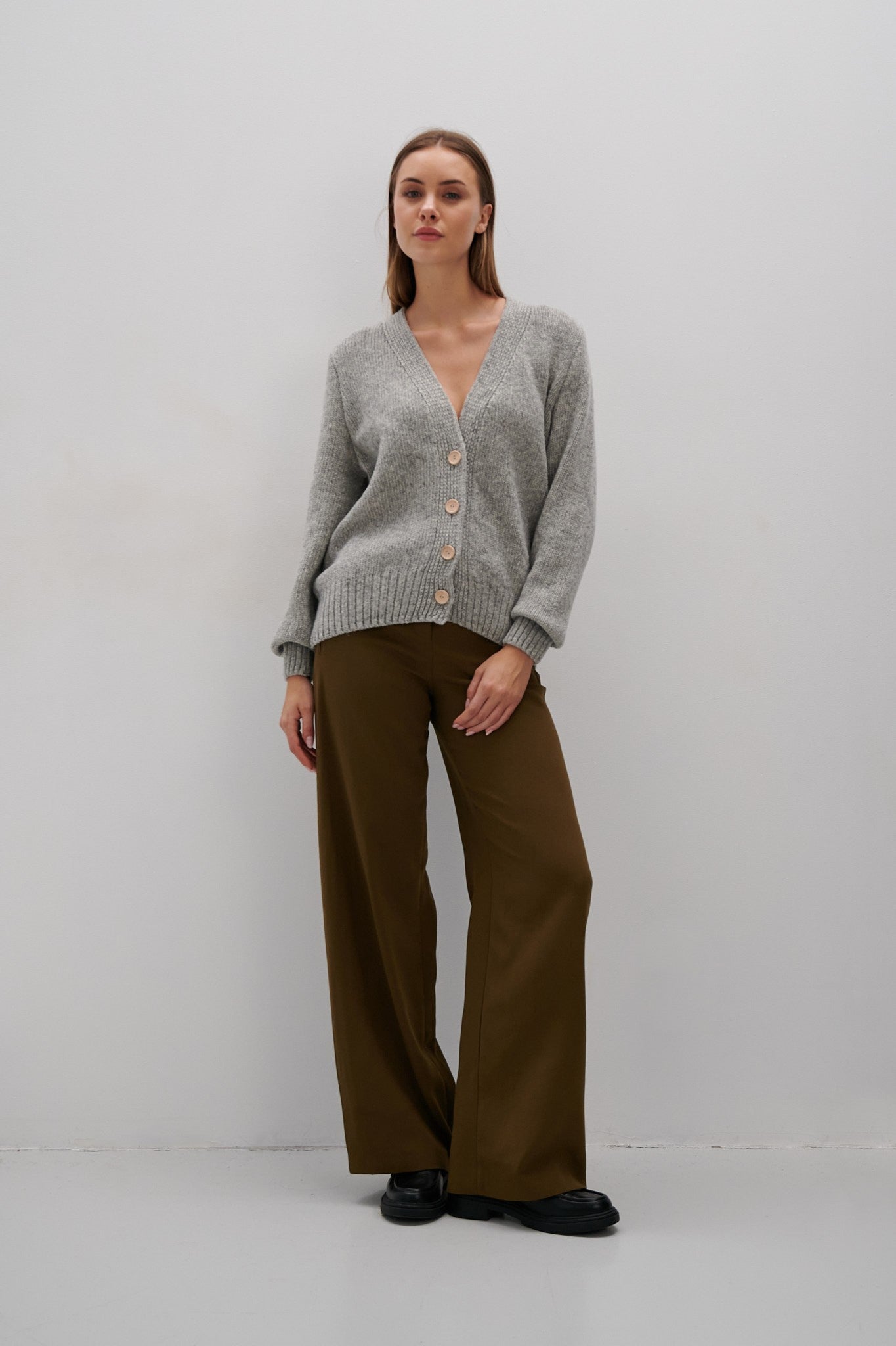 Kardigan z wełny merynos zapinany szary - 2