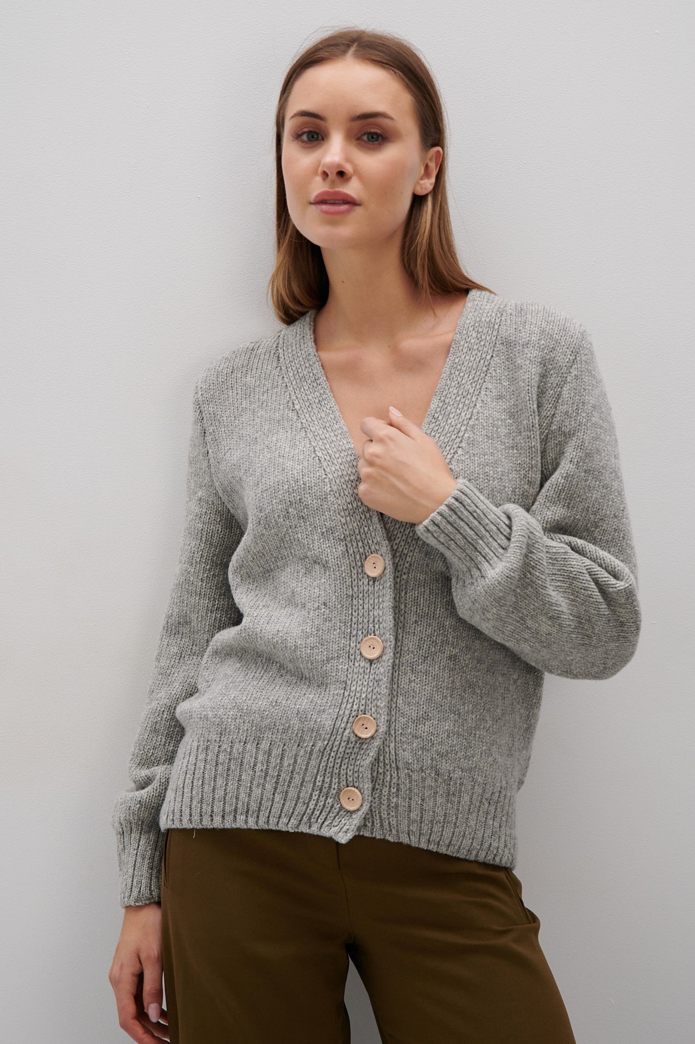 Kardigan z wełny merynos zapinany szary - 1