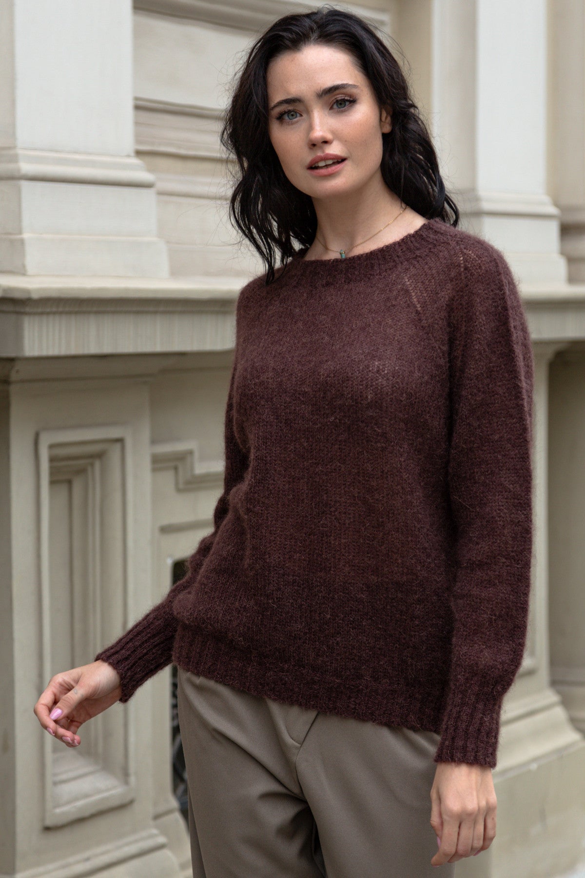 Klasyczny bezszwowy sweter z okrągłym dekoltem brązowy - 2