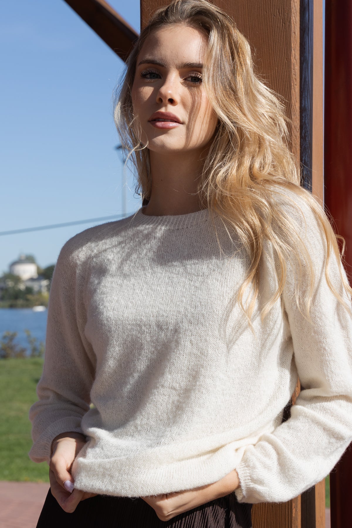 Klasyczny sweter z jedwabiu ecru - 6