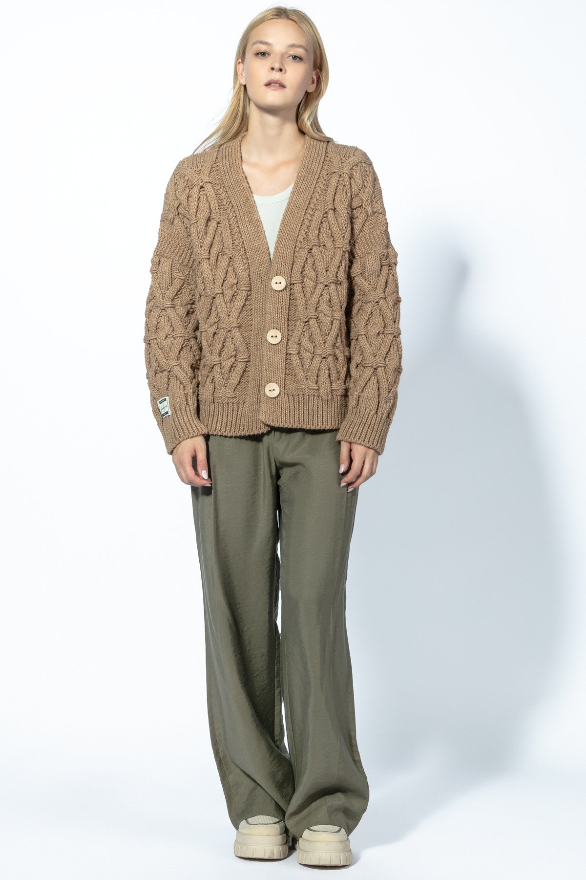 Klasyczny zapinany kardigan ze splotem aranowym karmelowy - 4