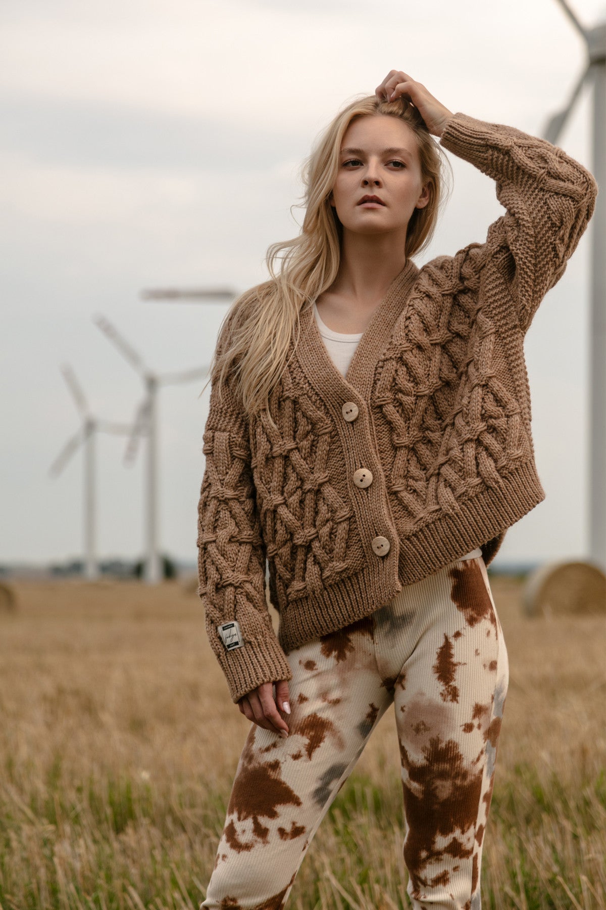 Klasyczny zapinany kardigan ze splotem aranowym karmelowy - 1