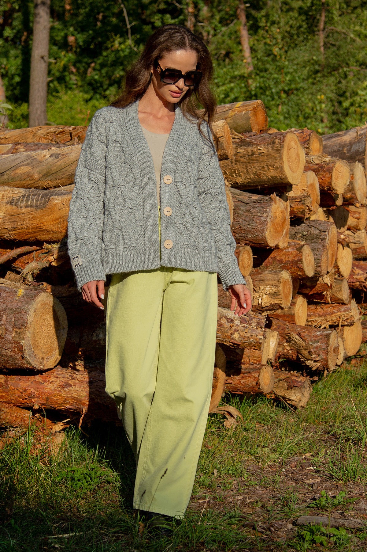 Klasyczny zapinany kardigan ze splotem aranowym szary - 4