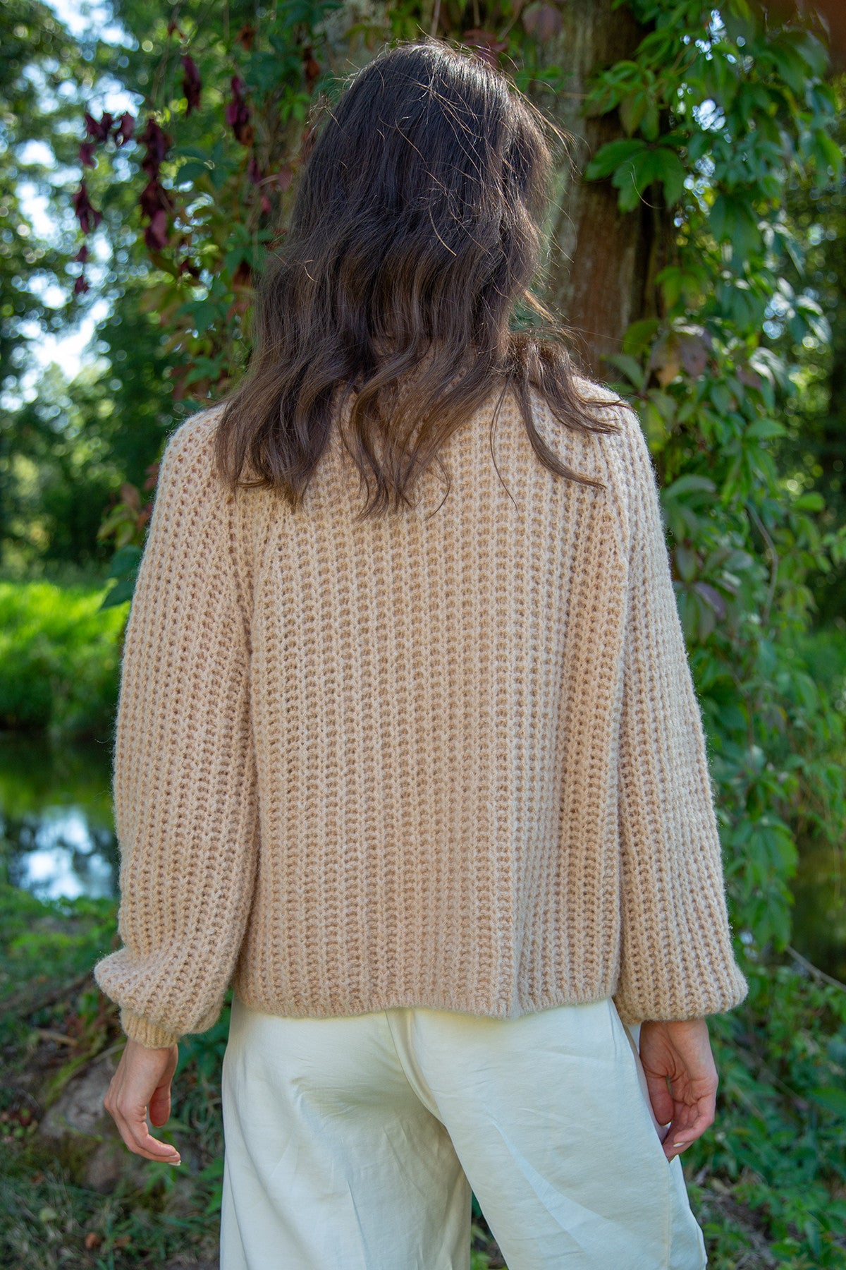 Klasyczny zapinany krótki kardigan karmelowy - 2