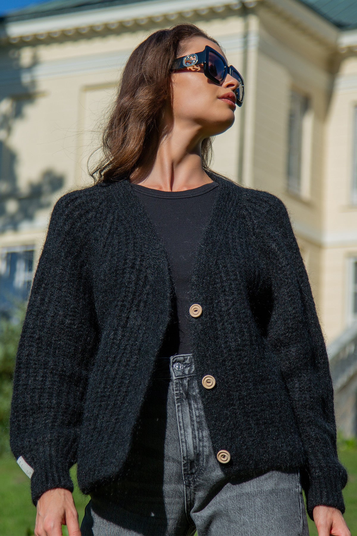 Klasyczny zapinany krótki kardigan czarny - 2