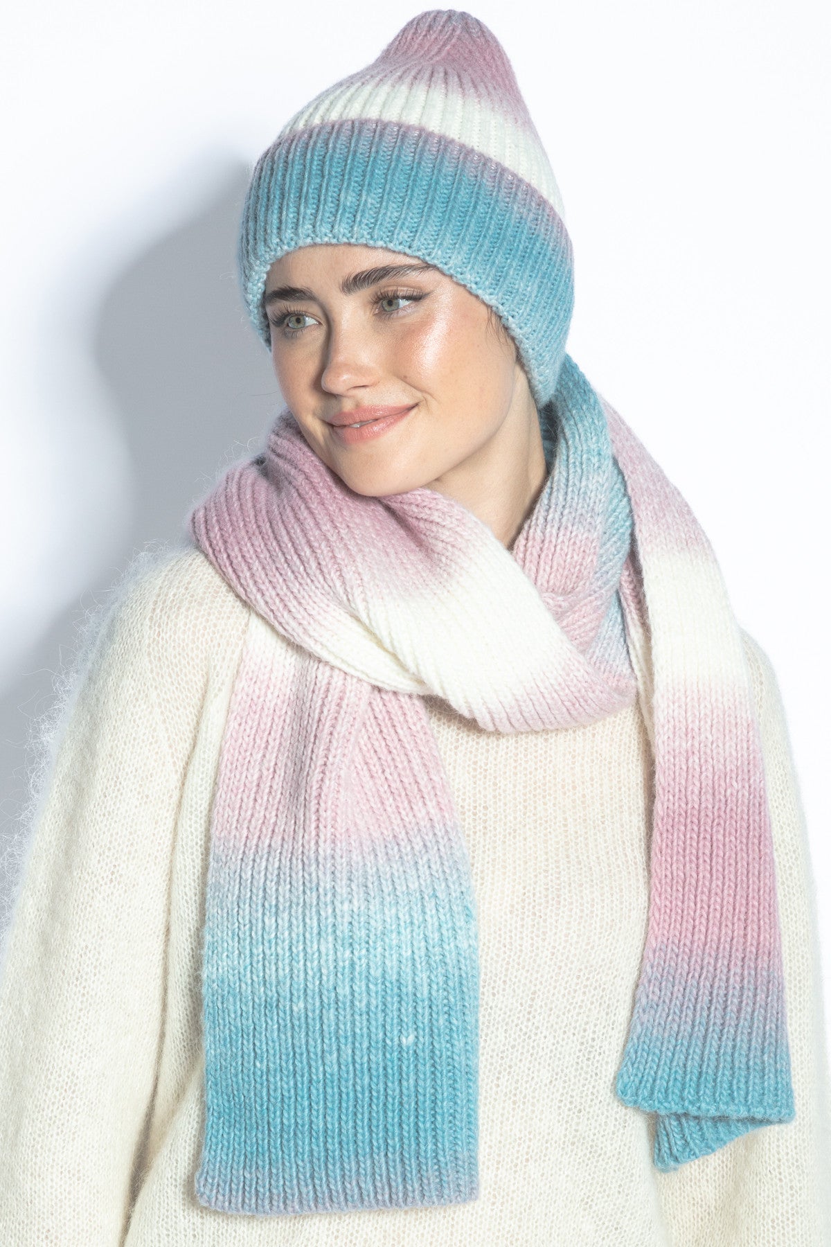 WEŁNIANY KOMPLET CZAPKA I SZAL różowy - 3