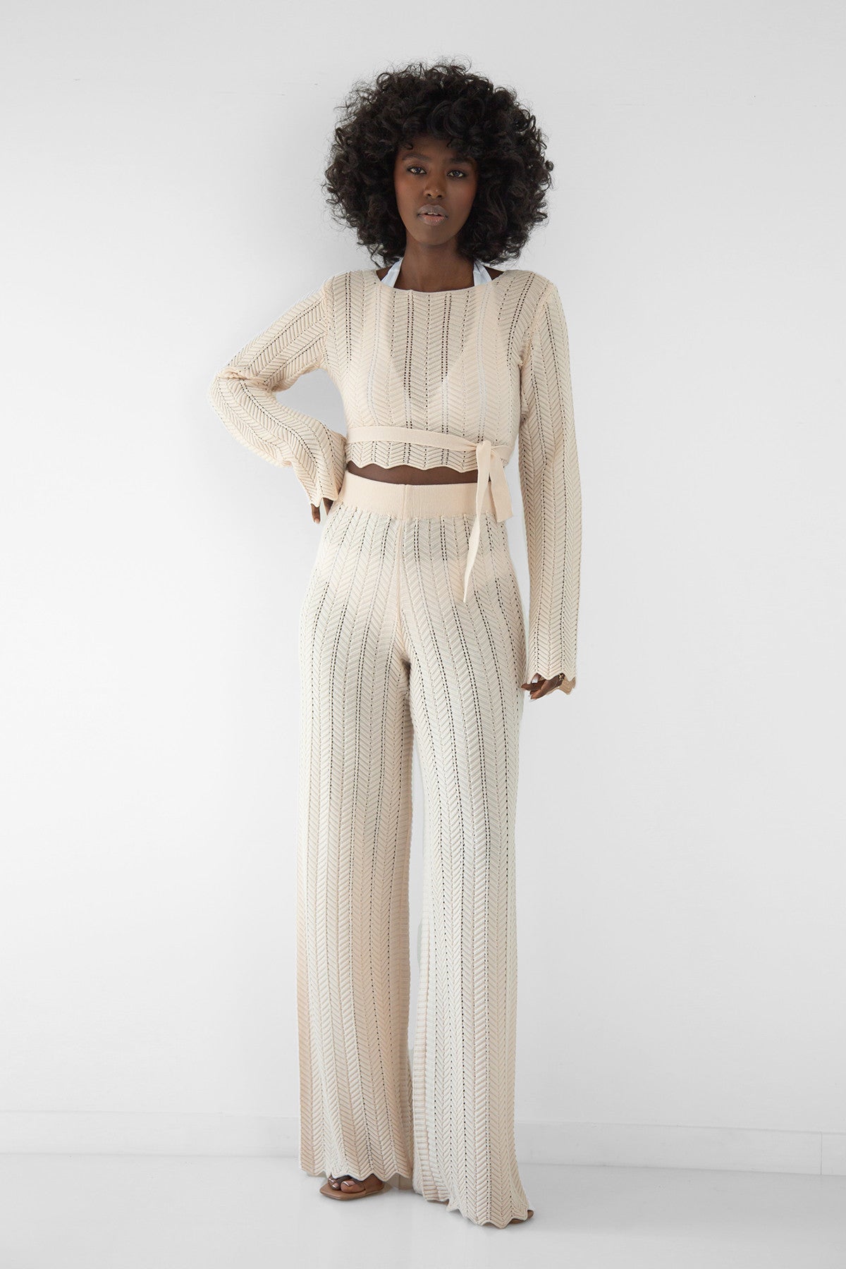 Komplet długie spodnie ażurowe i bluzka wiązana beżowy - 2