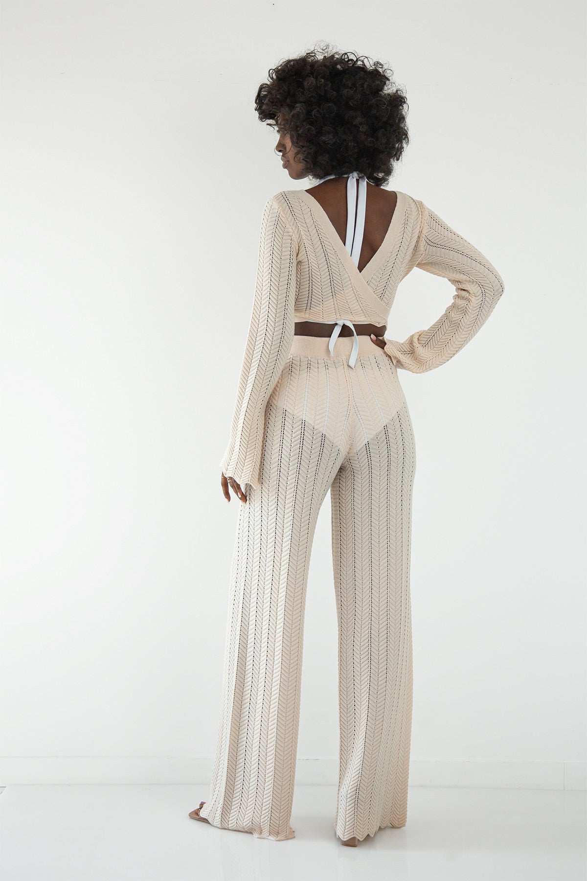 Komplet długie spodnie ażurowe i bluzka wiązana beżowy - 7