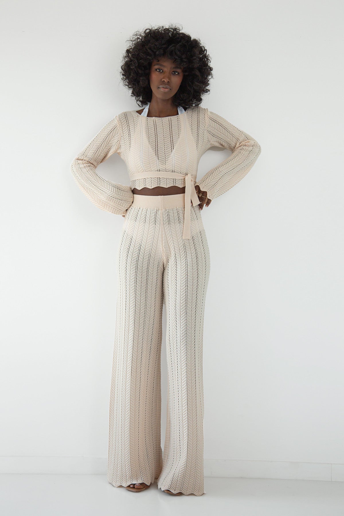 Komplet długie spodnie ażurowe i bluzka wiązana beżowy - 1