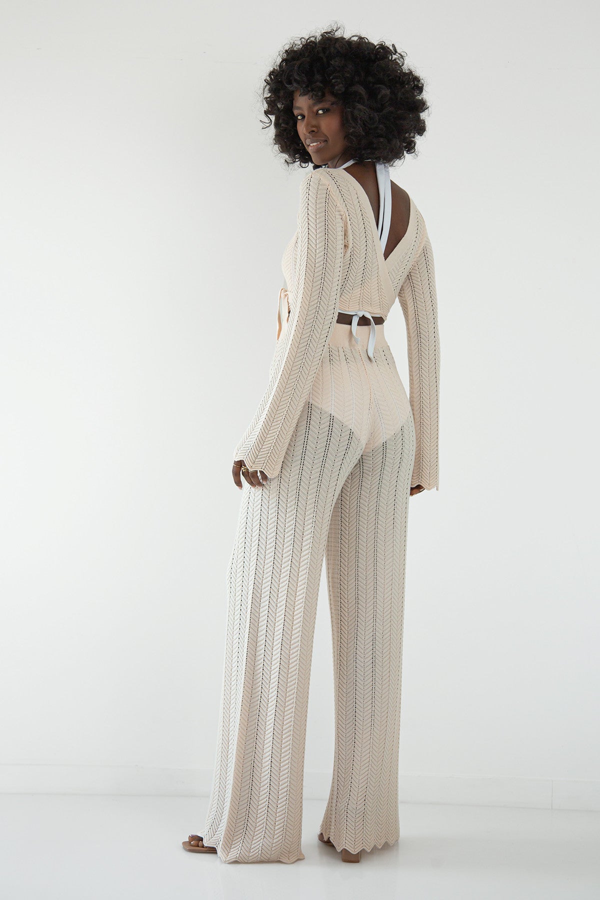 Komplet długie spodnie ażurowe i bluzka wiązana beżowy - 6