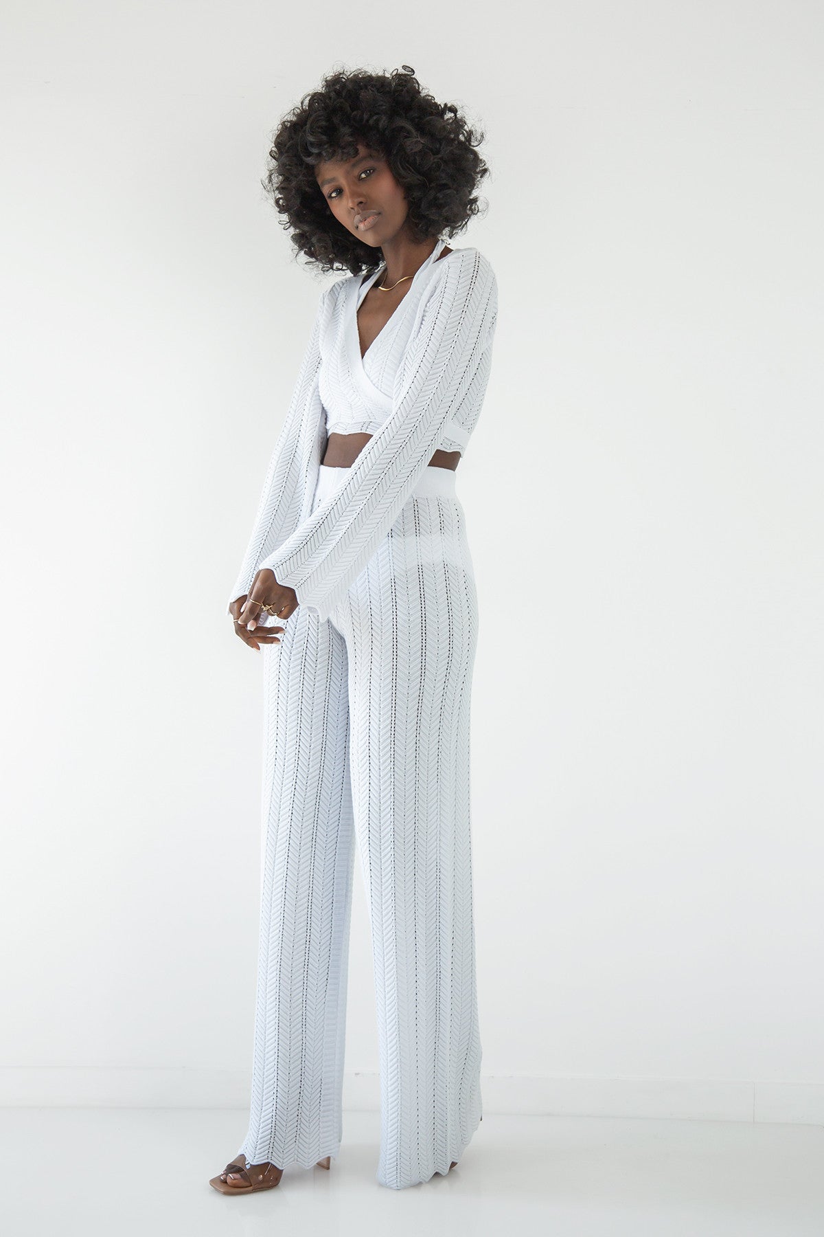 Komplet długie spodnie ażurowe i bluzka wiązana biały - 3