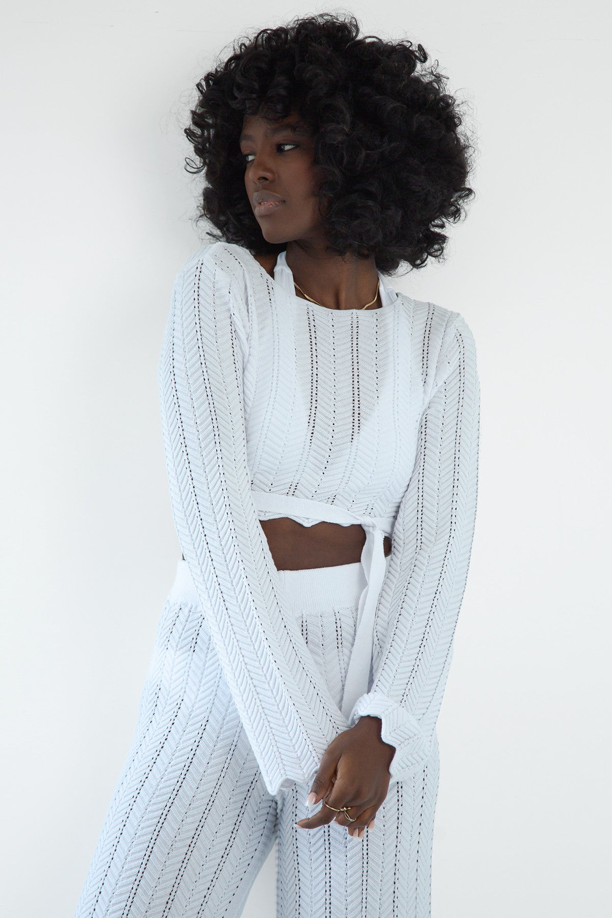 Komplet długie spodnie ażurowe i bluzka wiązana biały - 8