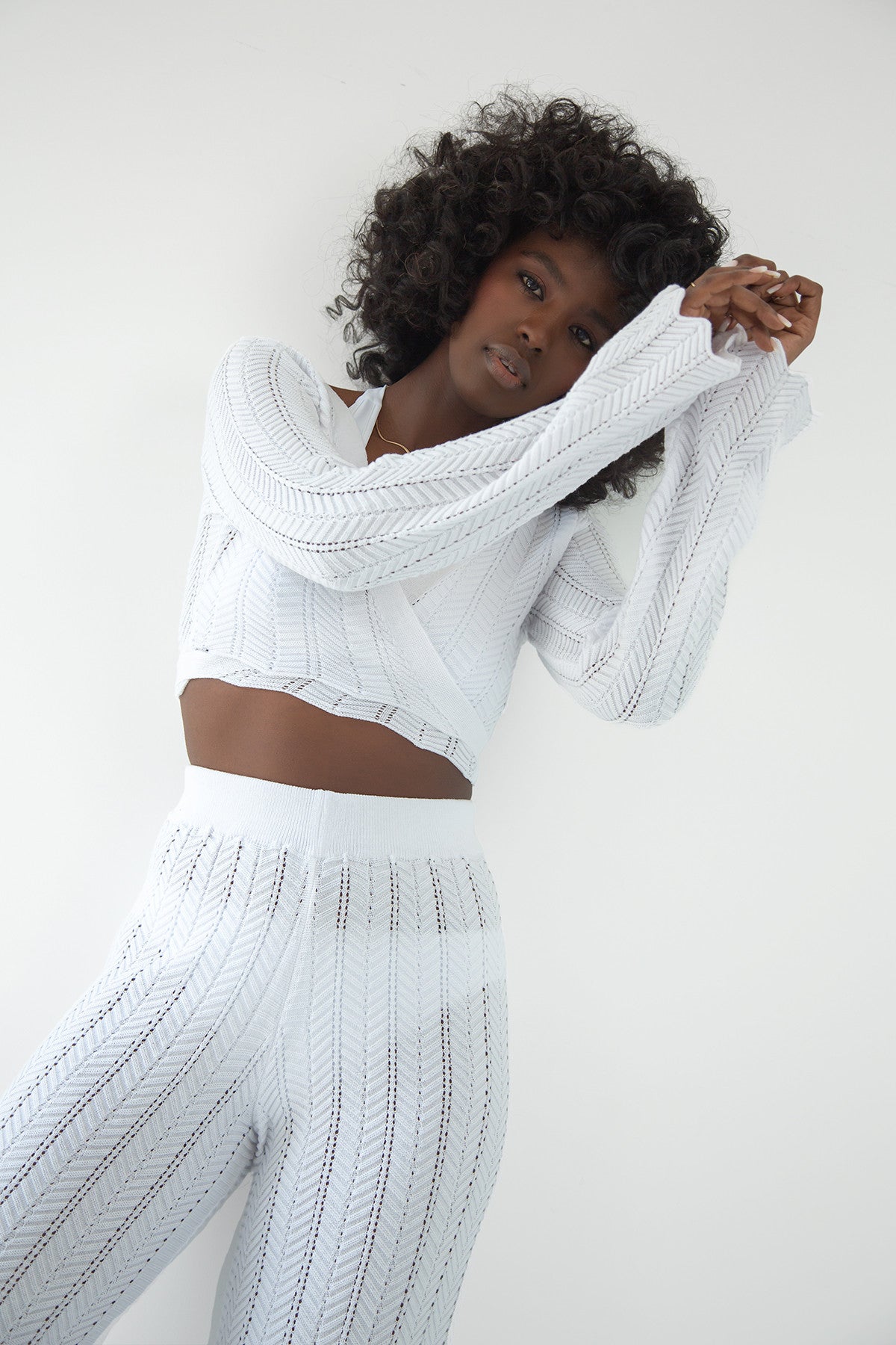 Komplet długie spodnie ażurowe i bluzka wiązana biały - 4