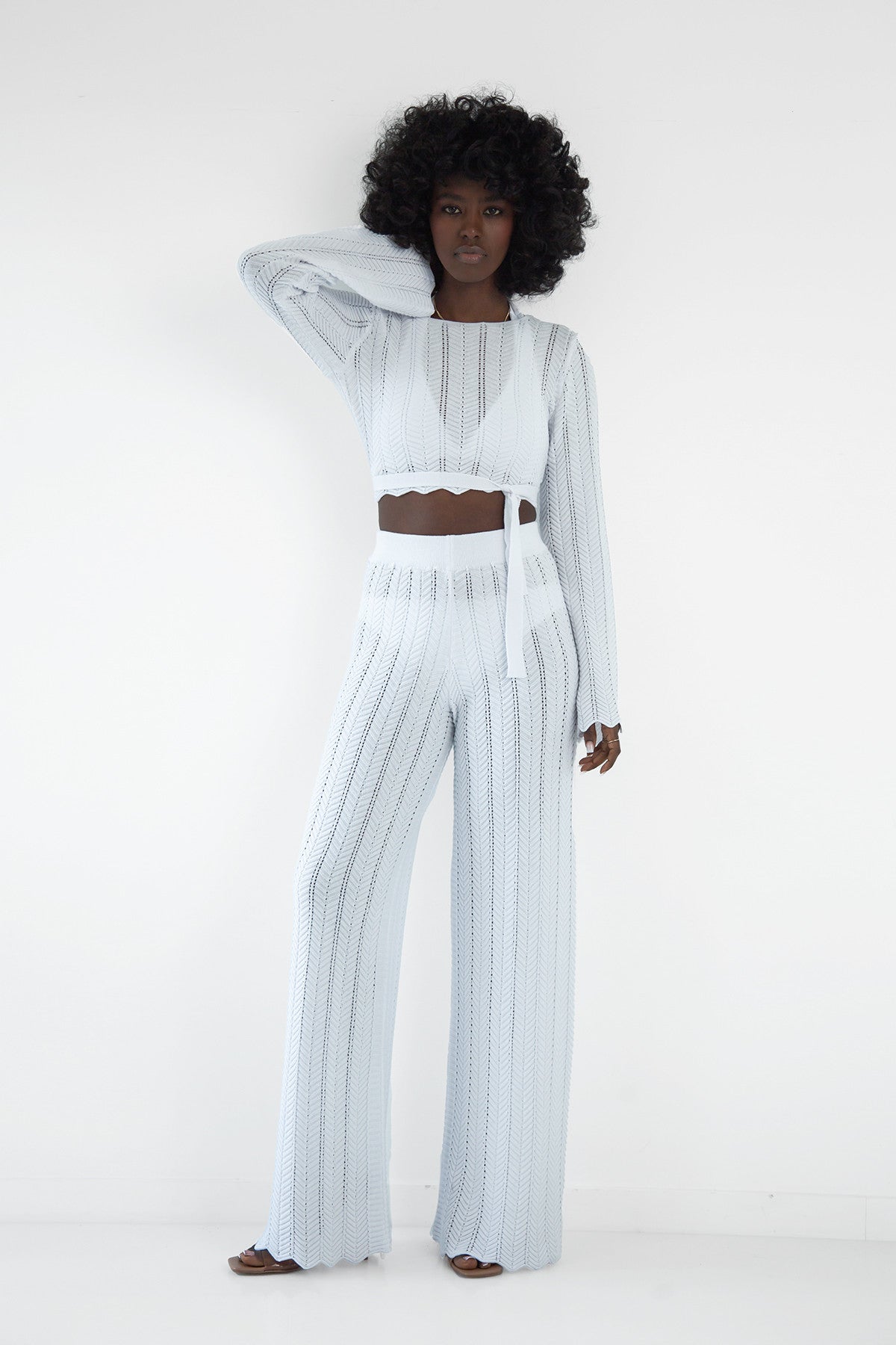 Komplet długie spodnie ażurowe i bluzka wiązana biały - 7