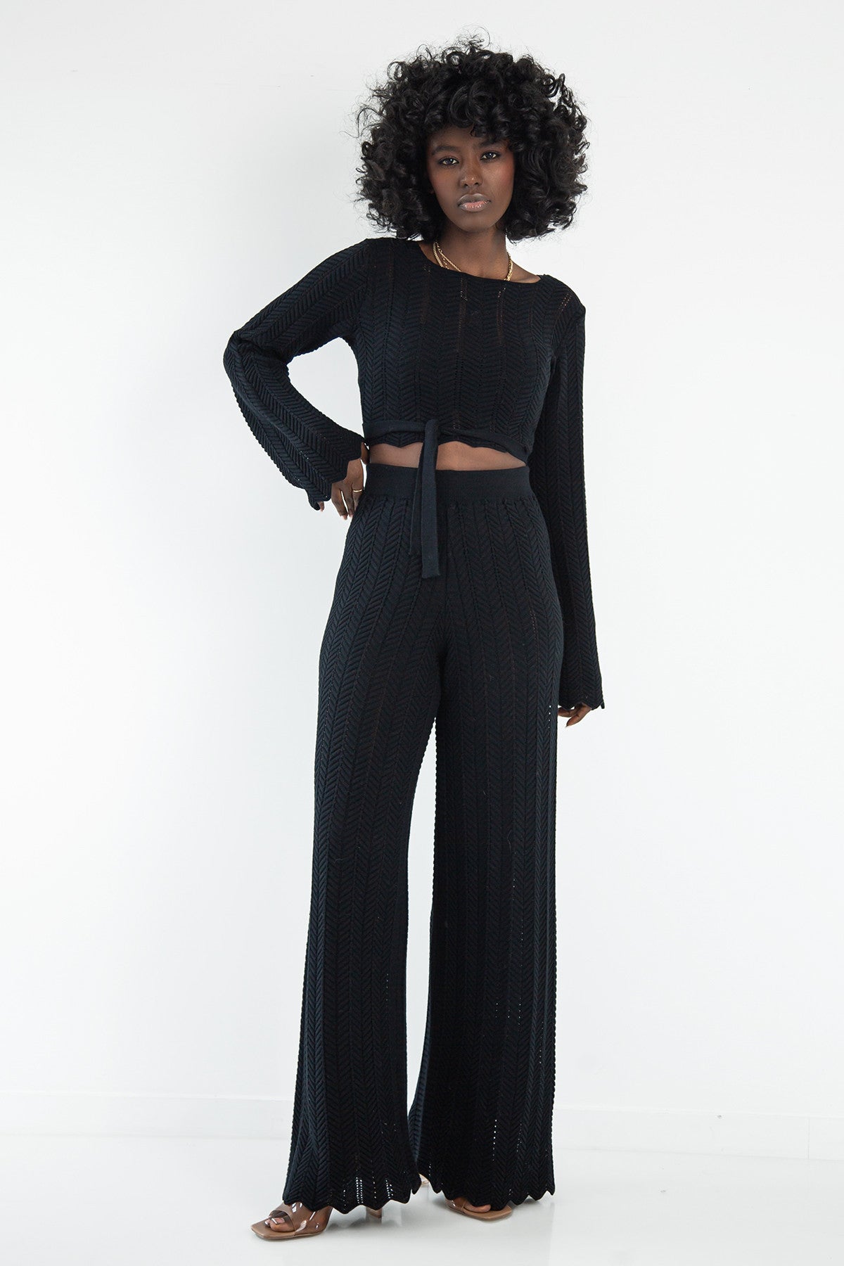 Komplet długie spodnie ażurowe i bluzka wiązana czarny - 1