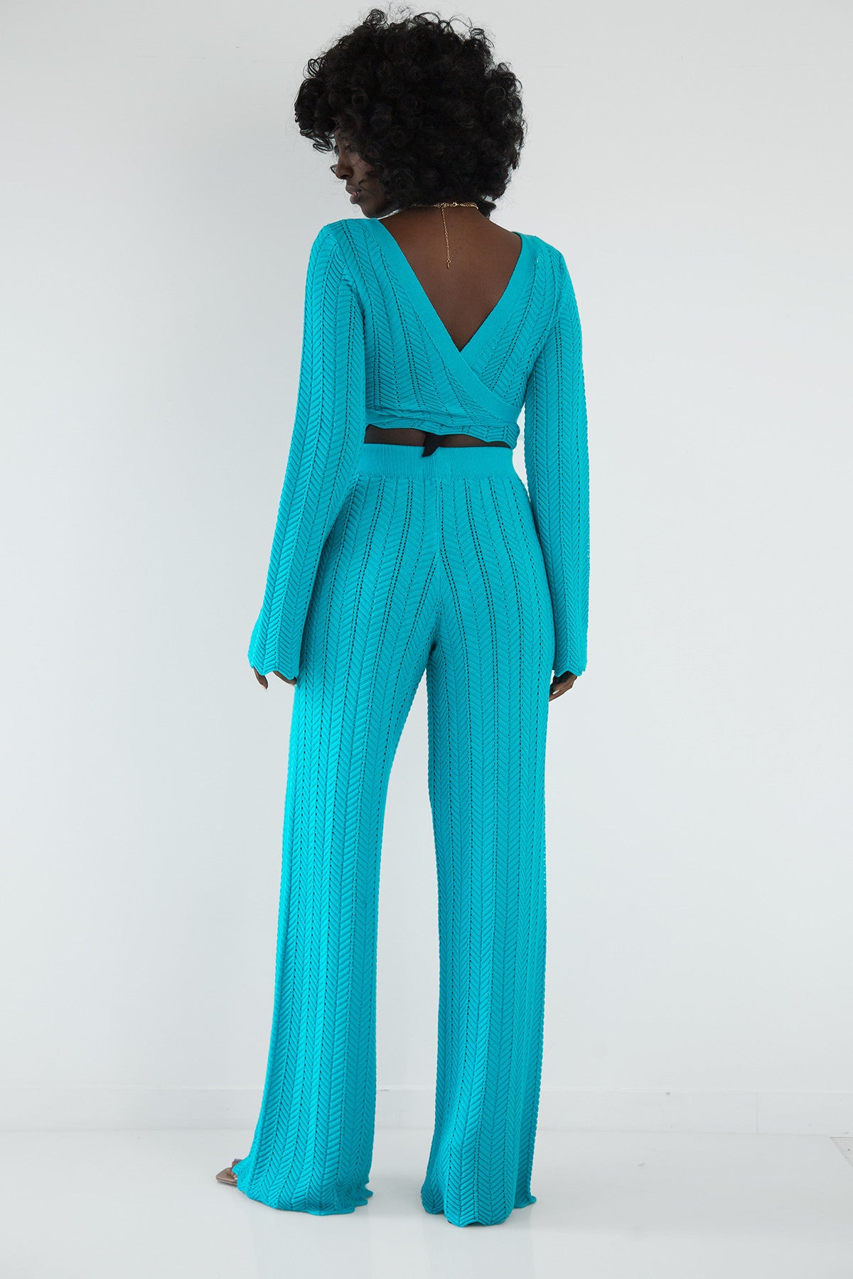 Komplet długie spodnie ażurowe i bluzka wiązana niebieski - 3