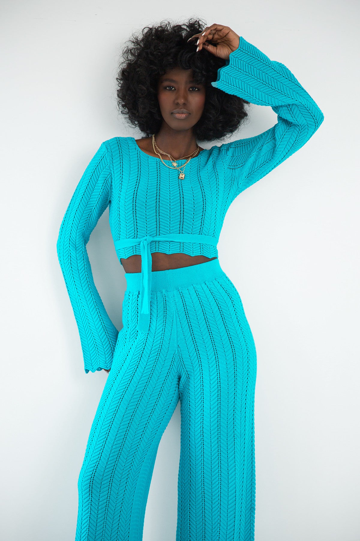 Komplet długie spodnie ażurowe i bluzka wiązana niebieski - 5