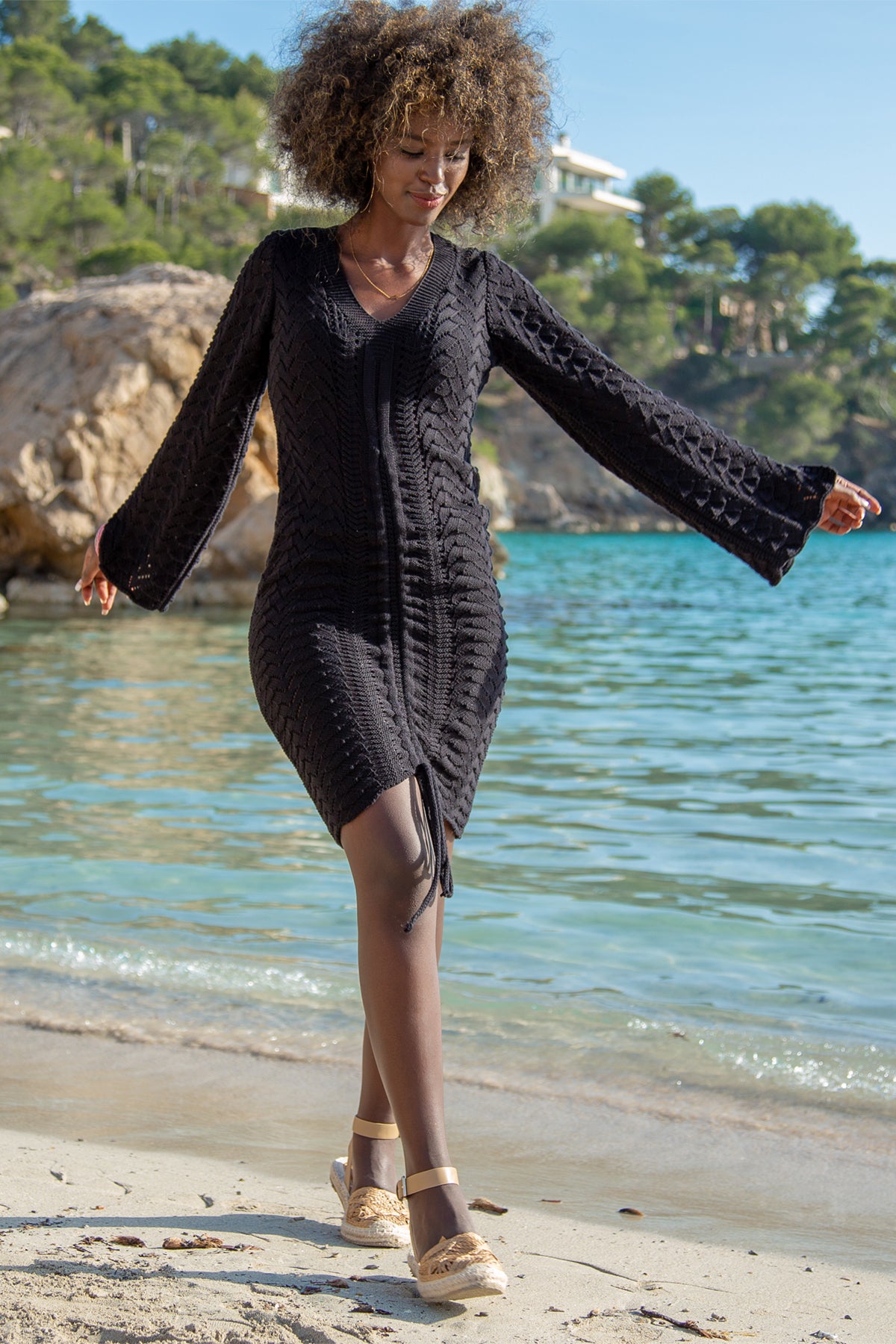 Krótka ażurowa sukienka z marszczeniem na przodzie czarny - 4