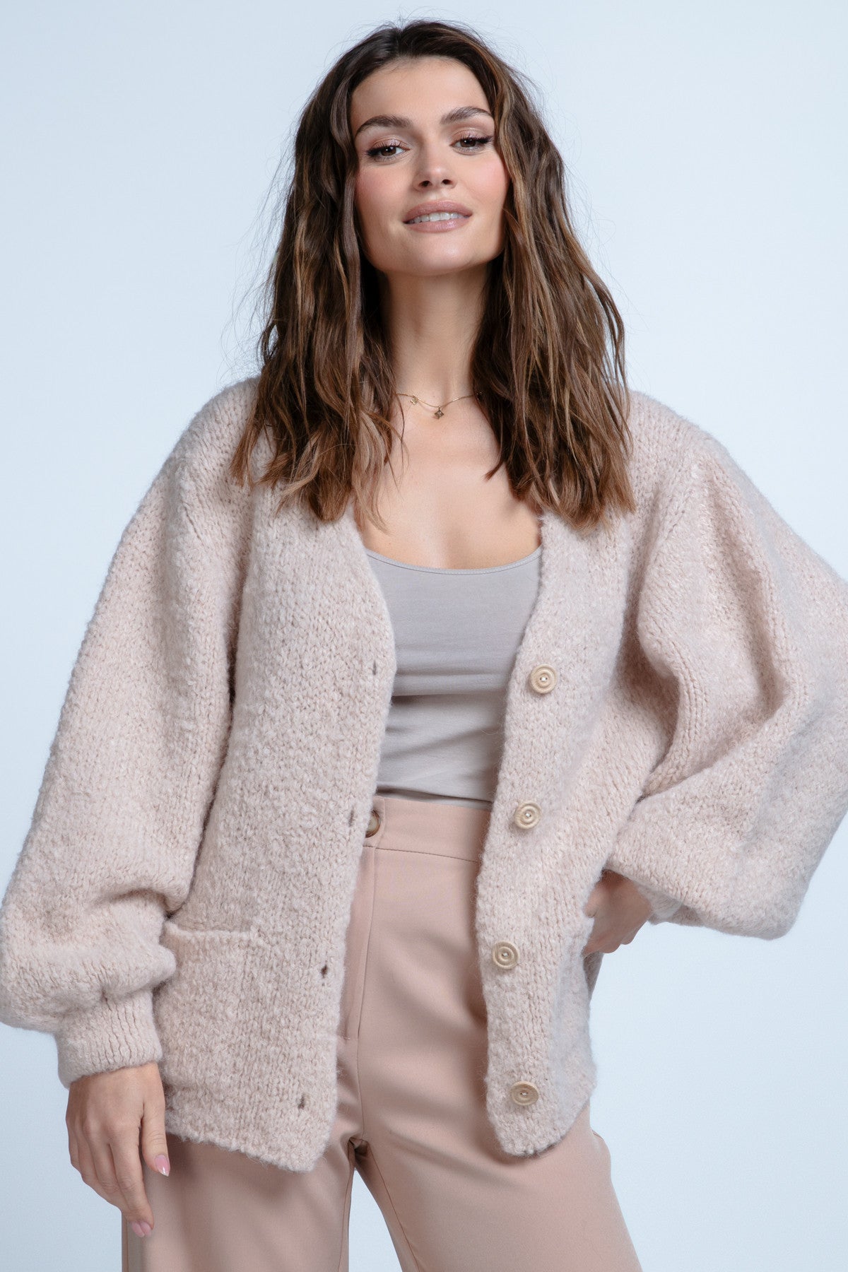 Krótki kardigan z kieszeniami z wełny dziewiczej beżowy - 1