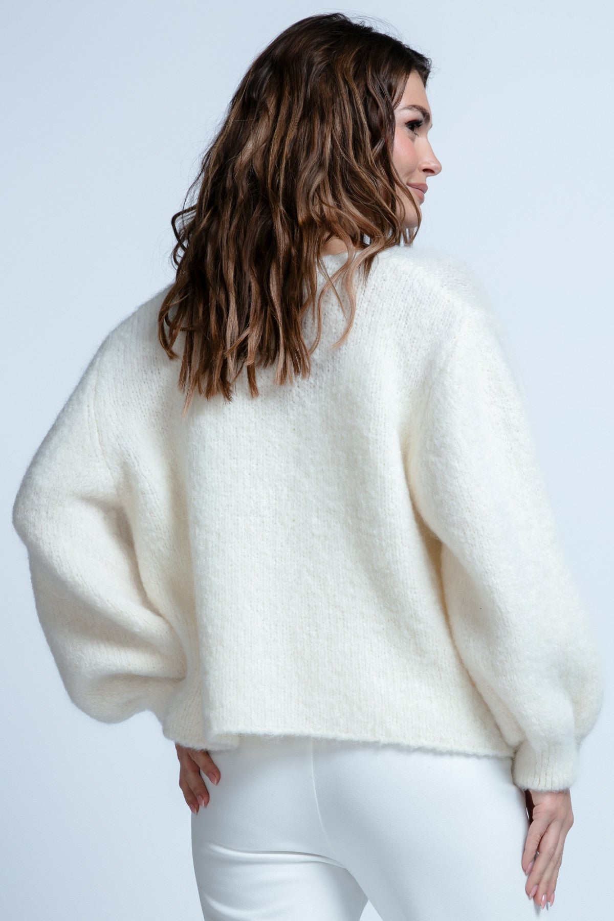 Krótki kardigan z kieszeniami z wełny dziewiczej ecru - 2