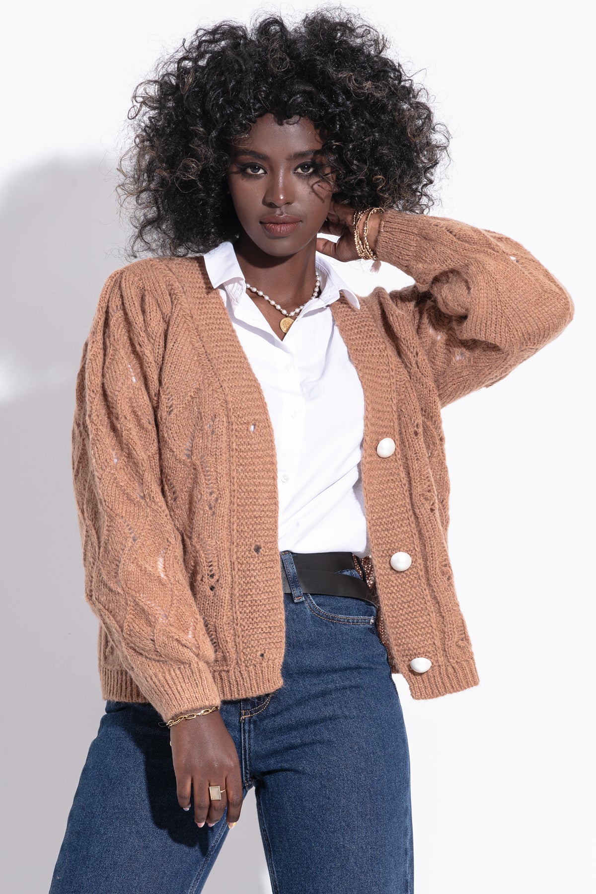 Krótki luźny ażurowy kardigan zapinany karmelowy - 1