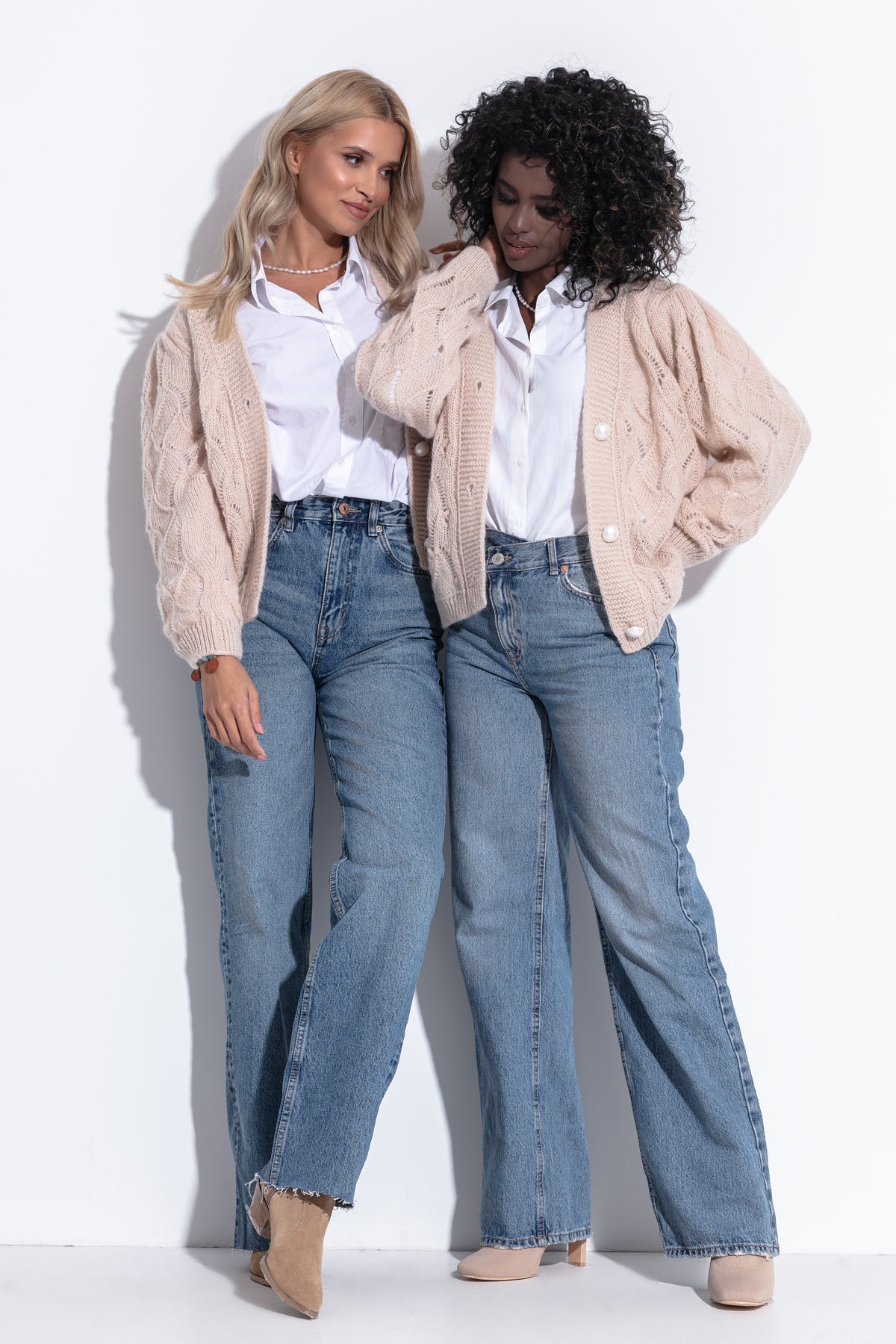 Krótki luźny ażurowy kardigan zapinany róż delikatny róż - 1