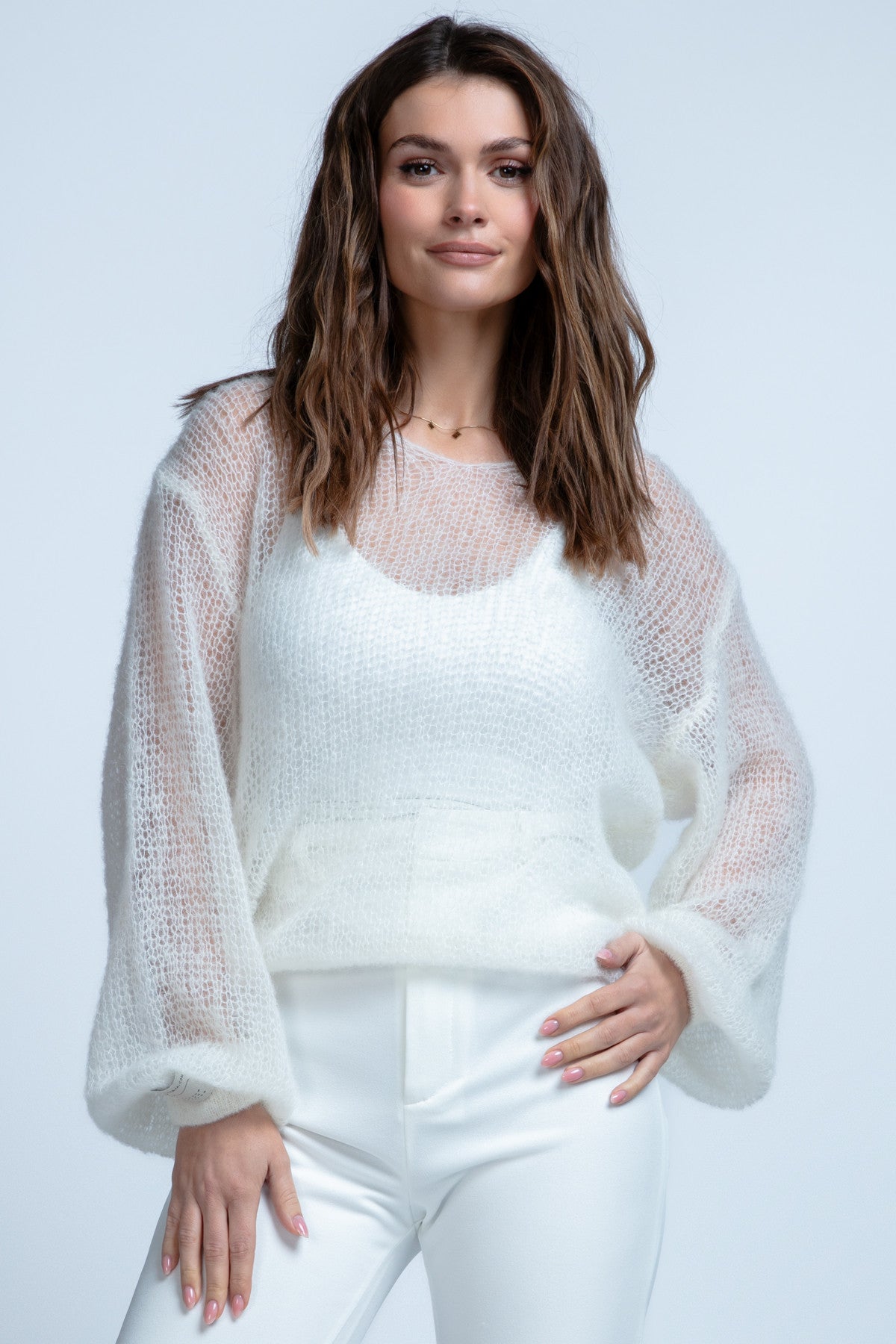 Lekki sweter mgiełka z dekoltem w serek z wełny alpaki ecru - 2