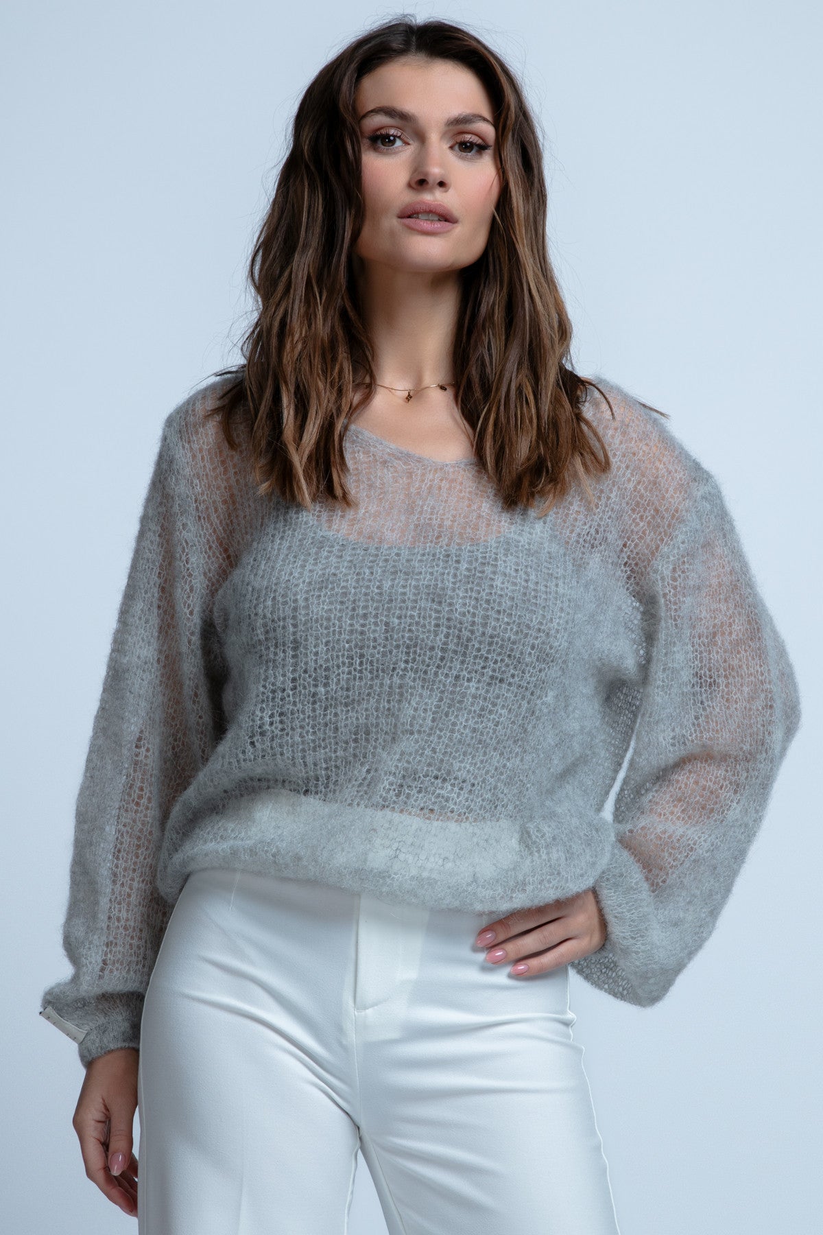 Lekki sweter mgiełka z dekoltem w serek z wełny alpaki szary - 2
