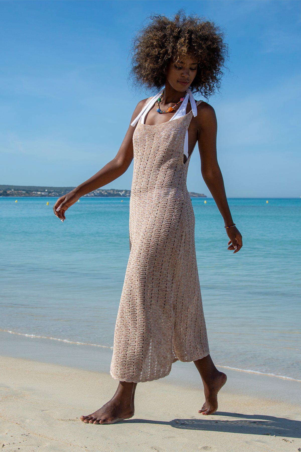 Letnia błyszcząca sukienka na ramiączka piaskowiec - 2