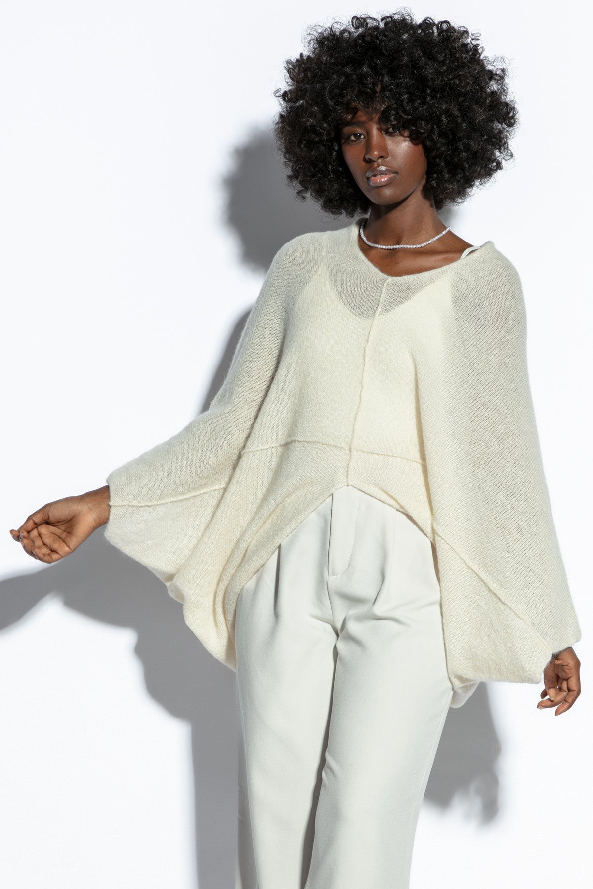 Luźny elegancki jedwabny sweter narzutka ecru - 1