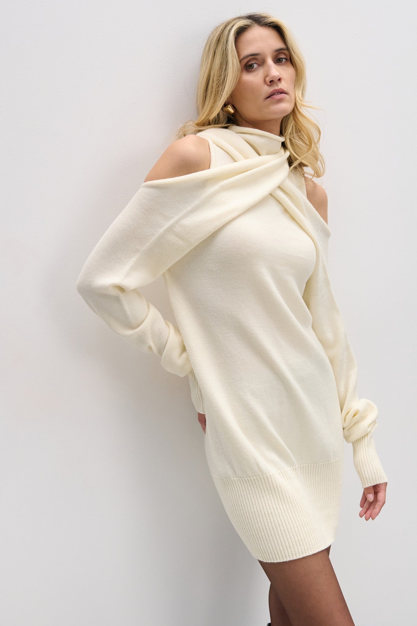 Sukienka sweter z wełny merynos Endless Form ecru - 3