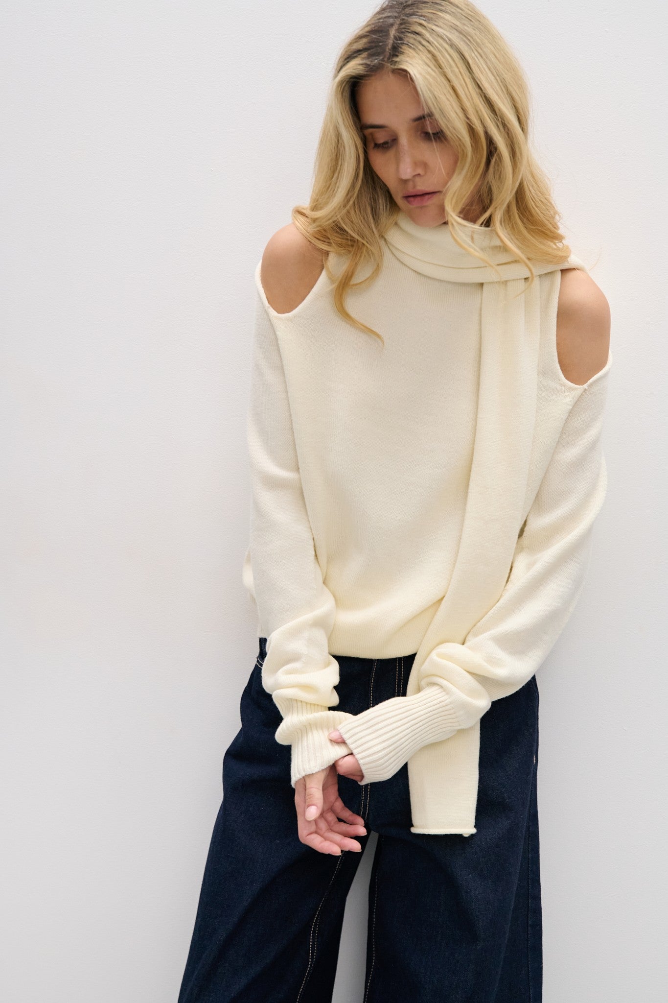 Sukienka sweter z wełny merynos Endless Form ecru - 9