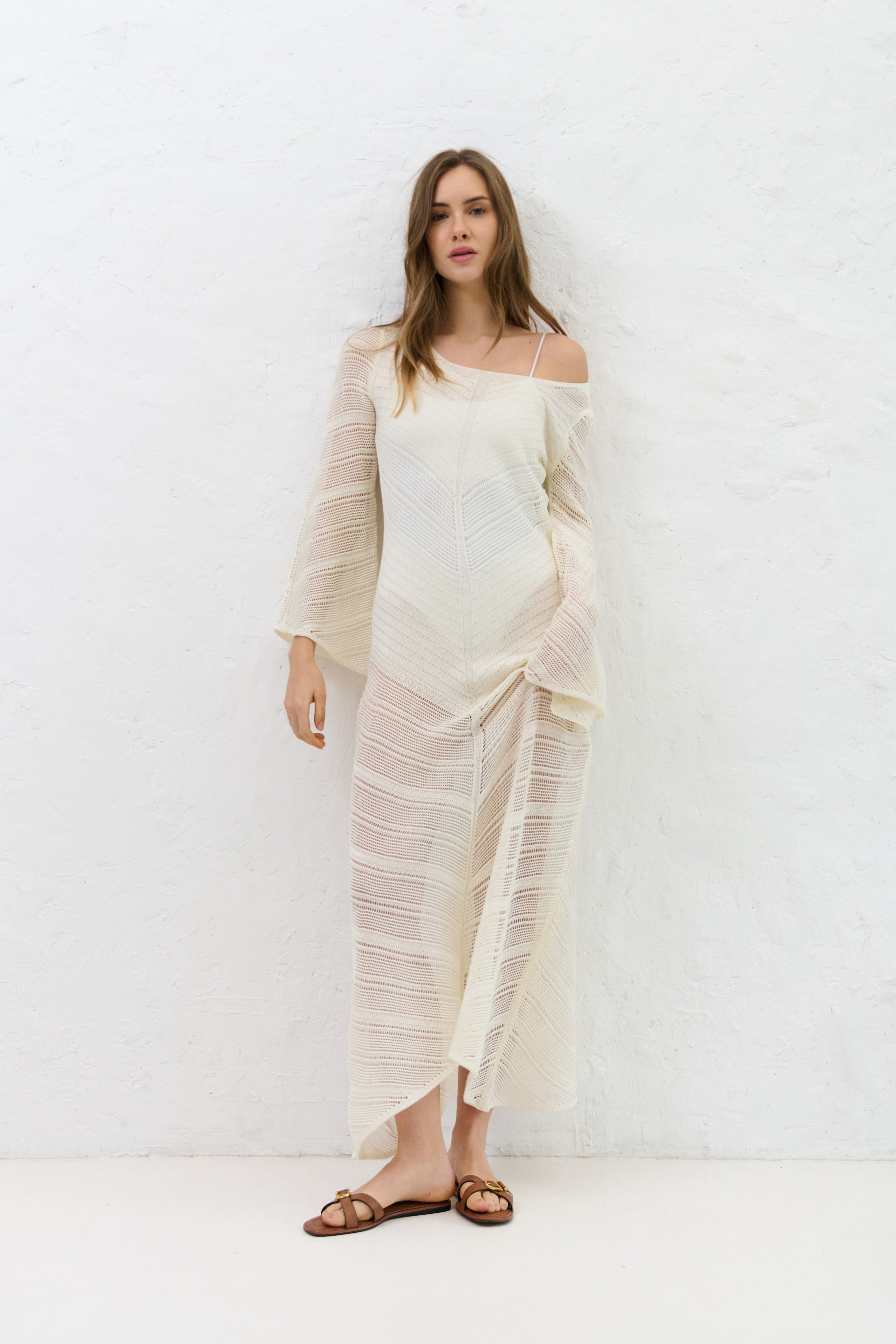 Langes, ecrufarbenes Kleid von Cotton Mirage mit durchbrochenem Muster