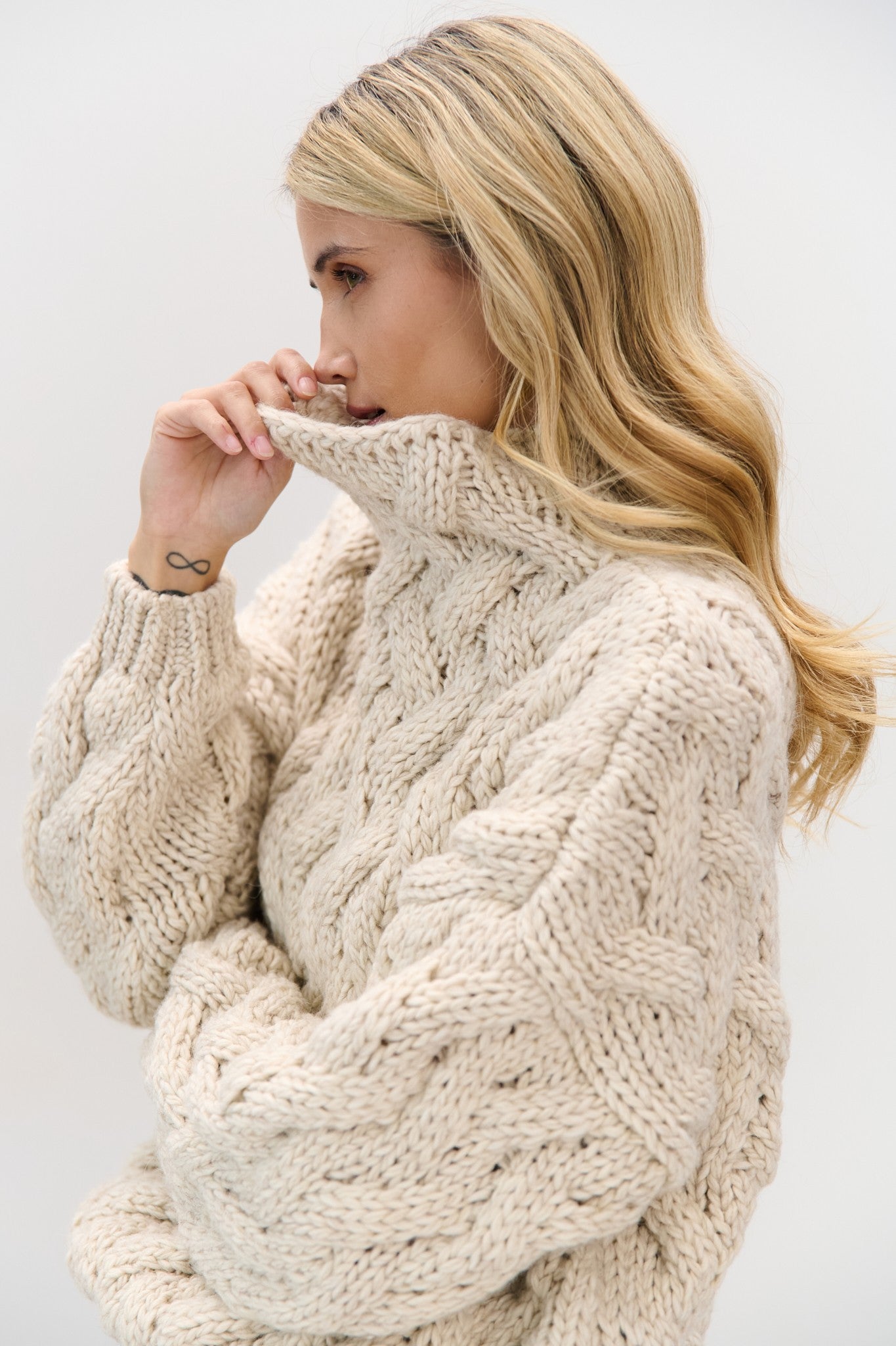 Sweter wełniany gruby z warkoczowym splotem beż melanż beż melanż - 2