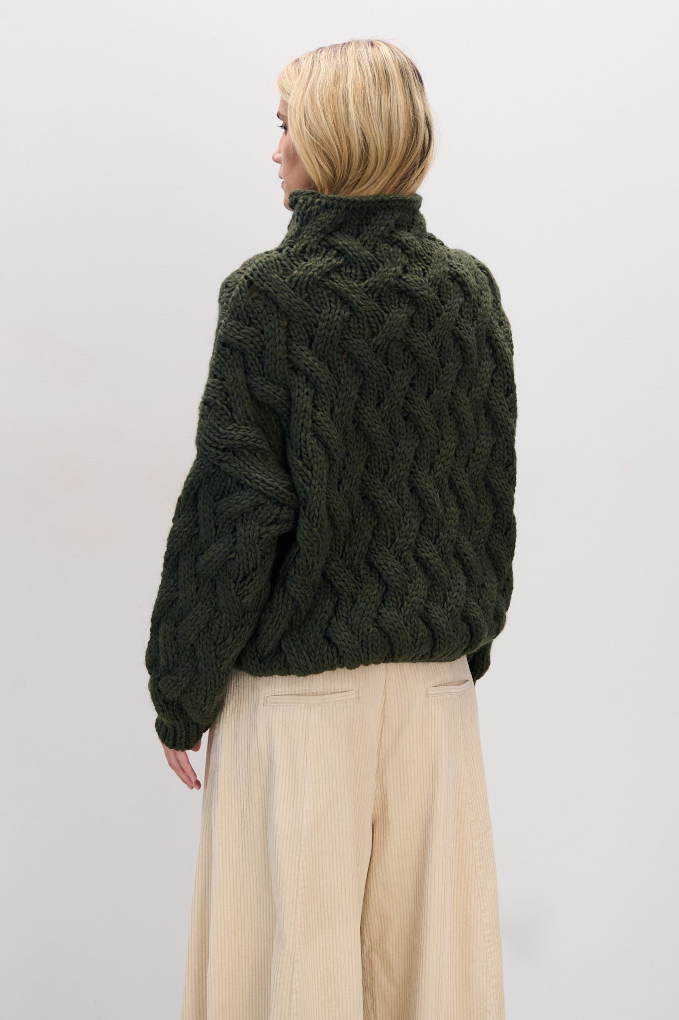 Sweter wełniany gruby z warkoczowym splotem oliwkowy - 9