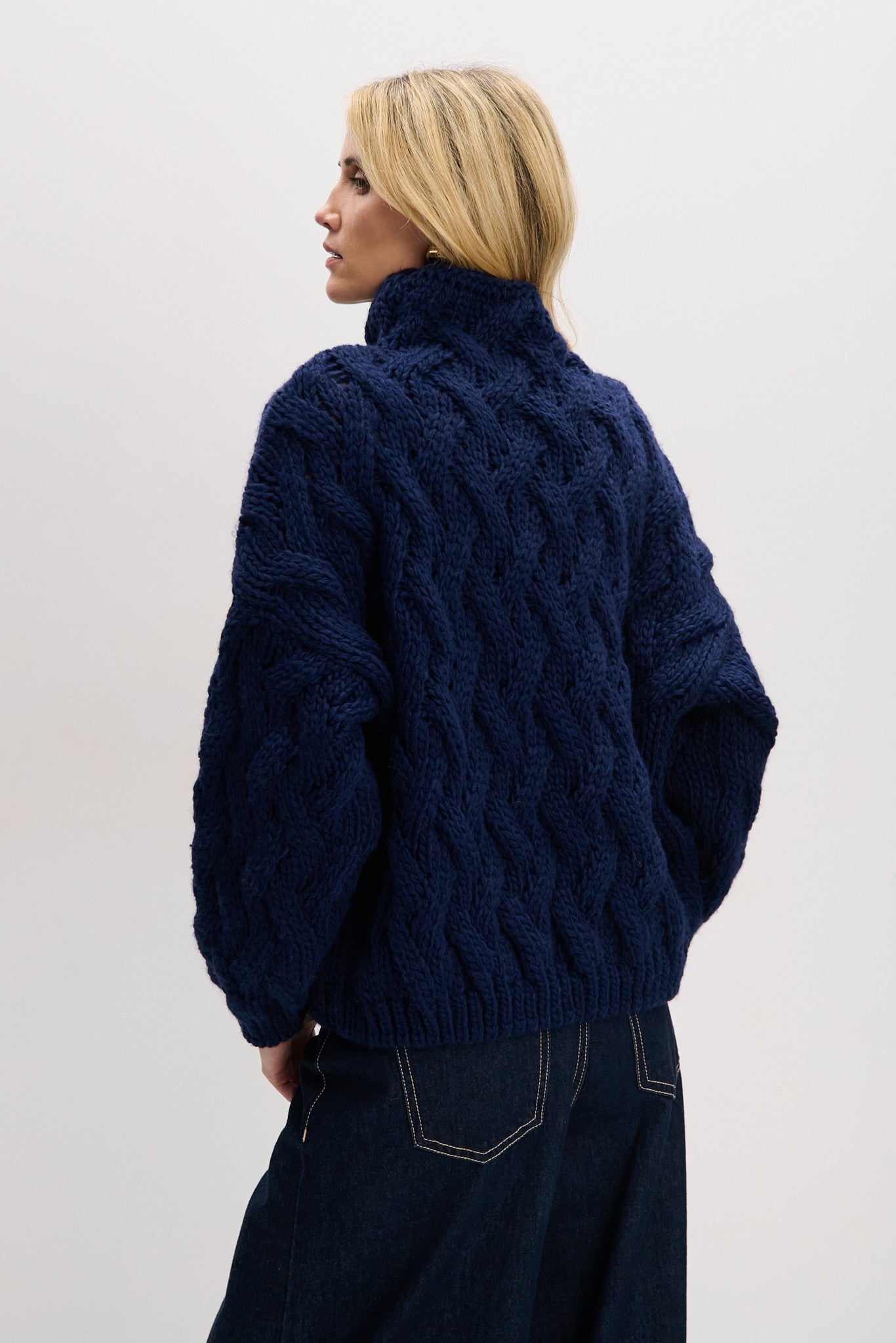 Sweter wełniany gruby z warkoczowym splotem granat granatowy - 4